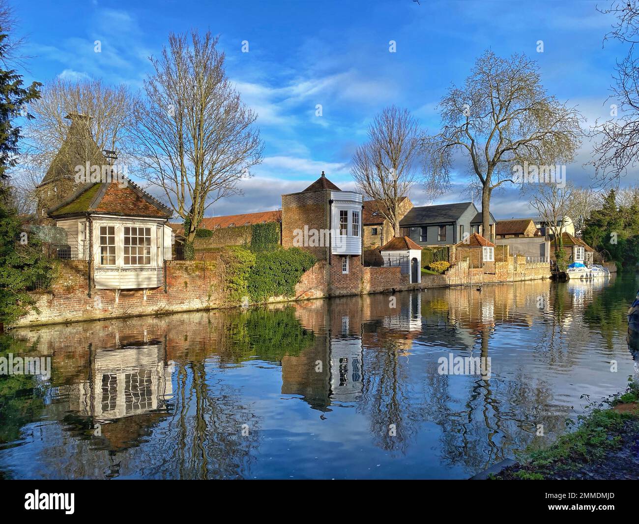 River Lea en tenue derrière High Street Banque D'Images