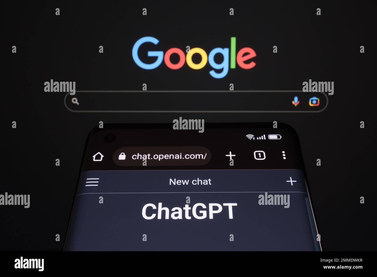 ChatGPT chat bot page vu sur l'écran du smartphone et de l'ordinateur portable avec la page de recherche GOOGLE floue. Ai chatbot vs moteur de recherche. Concept. Stafford, United Ki Banque D'Images