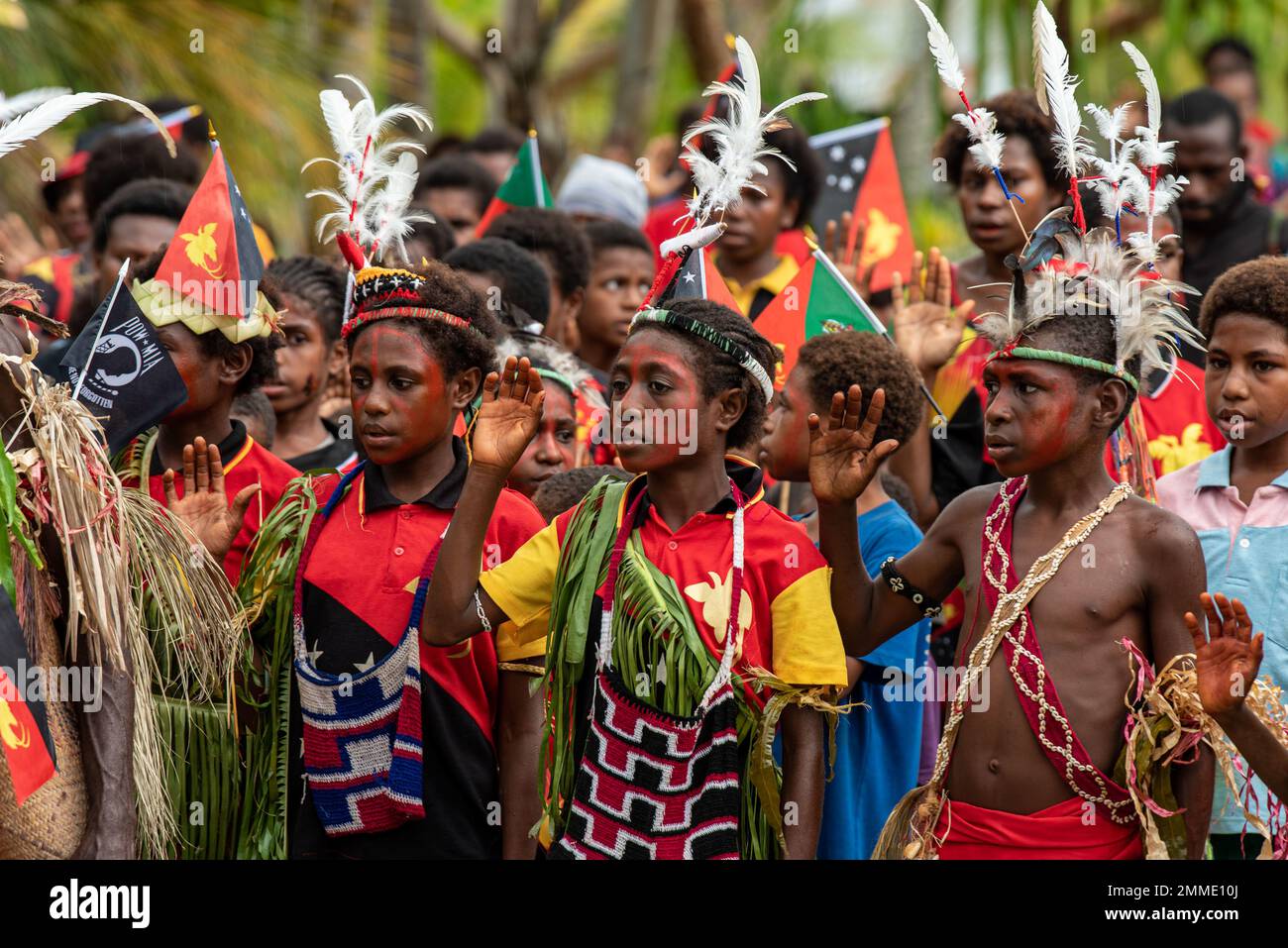 Les enfants lèvent leurs mains droites pendant le jeu de l'hymne national du Papuan à Banak Village, Papouasie-Nouvelle-Guinée, 16 septembre 2022. Le village de Banak a organisé une célébration à l'occasion du jour de l'indépendance de la Papouasie-Nouvelle-Guinée en mémoire de 1st. Le lieutenant Gabriel J. Eggud, dont les restes ont été trouvés et ont été pris en compte dans une mission de rétablissement en 2019. La mission de la DPAA est de réaliser la comptabilité la plus complète possible pour le personnel des États-Unis manquant et non comptabilisé auprès de leur famille et de notre nation. Banque D'Images