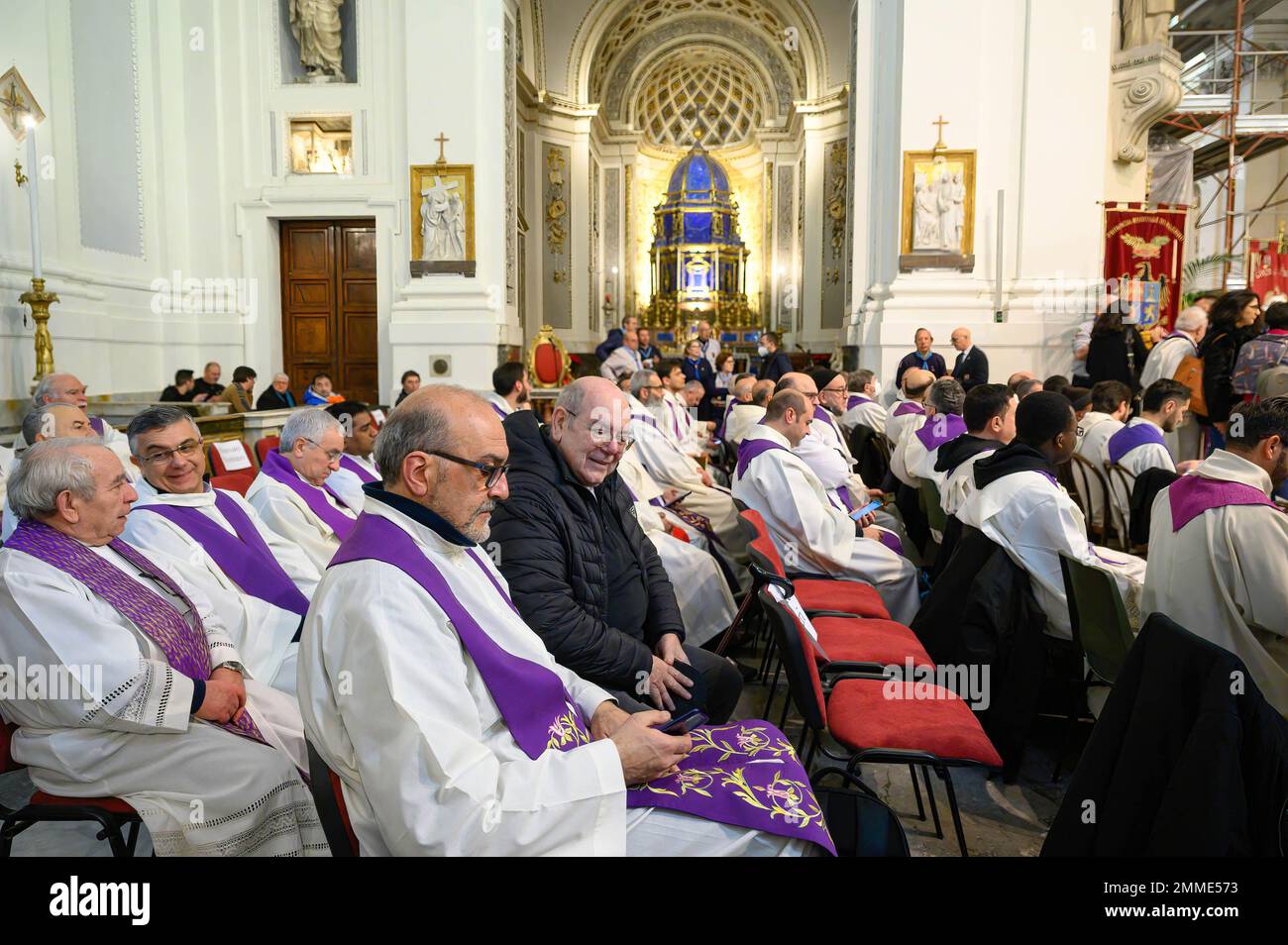 Palerme, Italie. 17th janvier 2023. Prêtres vus dans la Cathédrale lors de la cérémonie funéraire officielle du regretté missionnaire Biagio Conte. Funérailles officielles du missionnaire laïc Biagio Conte, décédé sur 12 janvier 2023. La célébration pour le fondateur de la Mission de l'espoir et de la Charité (Missione Speranza e Carità) pour les pauvres et les sans-abri à Palerme, a eu lieu dans la cathédrale "Santa Vergine Maria Assunta" en présence de représentants de différentes traditions et autorités religieuses. Crédit : SOPA Images Limited/Alamy Live News Banque D'Images