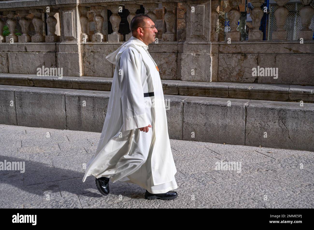 Palerme, Italie. 17th janvier 2023. Un homme portant un uniforme de clergyman marche à l'extérieur de la cathédrale pendant les funérailles officielles pour le regretté missionnaire Biagio Conte. Funérailles officielles du missionnaire laïc Biagio Conte, décédé sur 12 janvier 2023. La célébration pour le fondateur de la Mission de l'espoir et de la Charité (Missione Speranza e Carità) pour les pauvres et les sans-abri à Palerme, a eu lieu dans la cathédrale "Santa Vergine Maria Assunta" en présence de représentants de différentes traditions et autorités religieuses. Crédit : SOPA Images Limited/Alamy Live News Banque D'Images