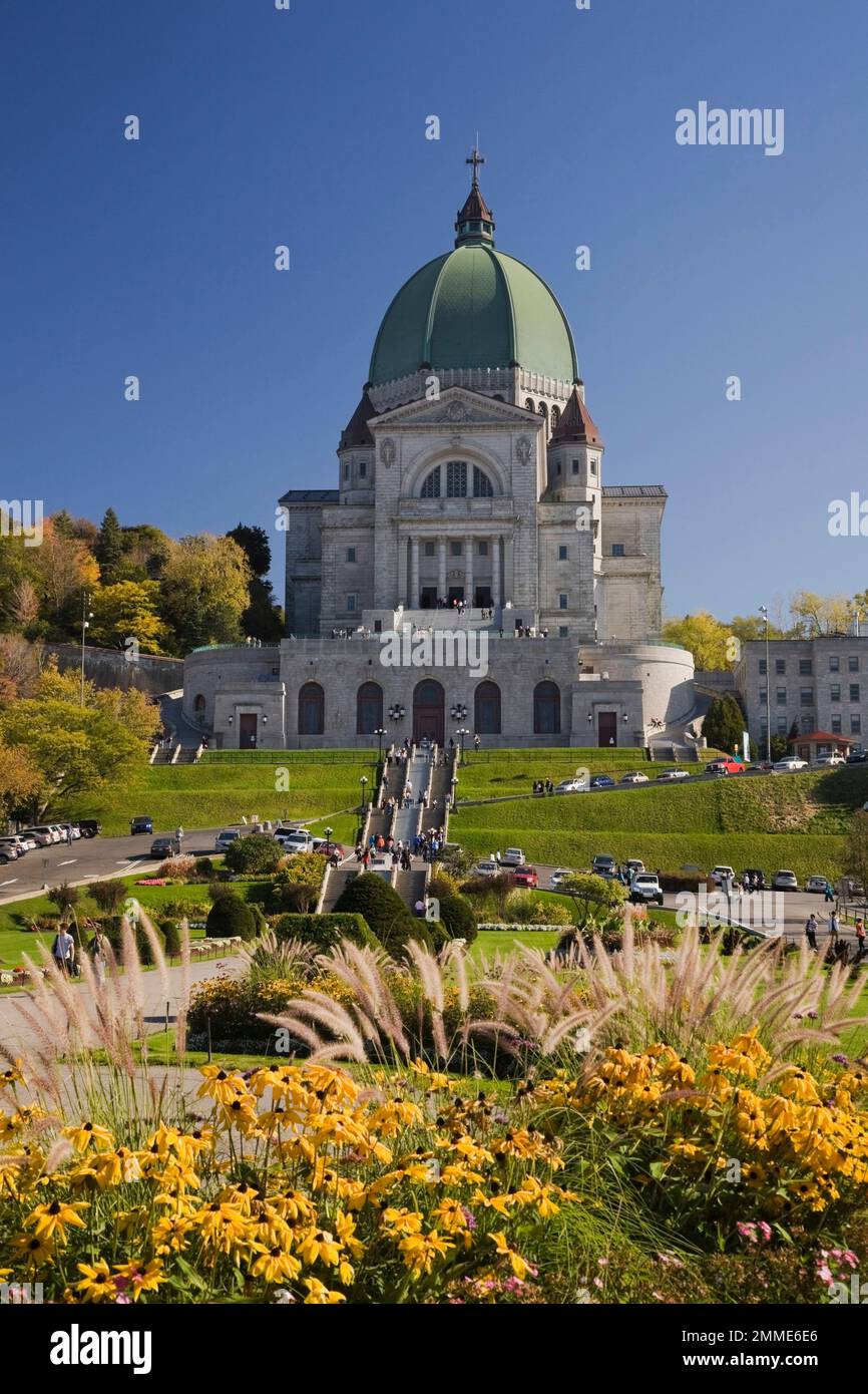 Oratoire Saint-Joseph et parterre de fleurs en automne, Montréal, Québec, Canada. Banque D'Images