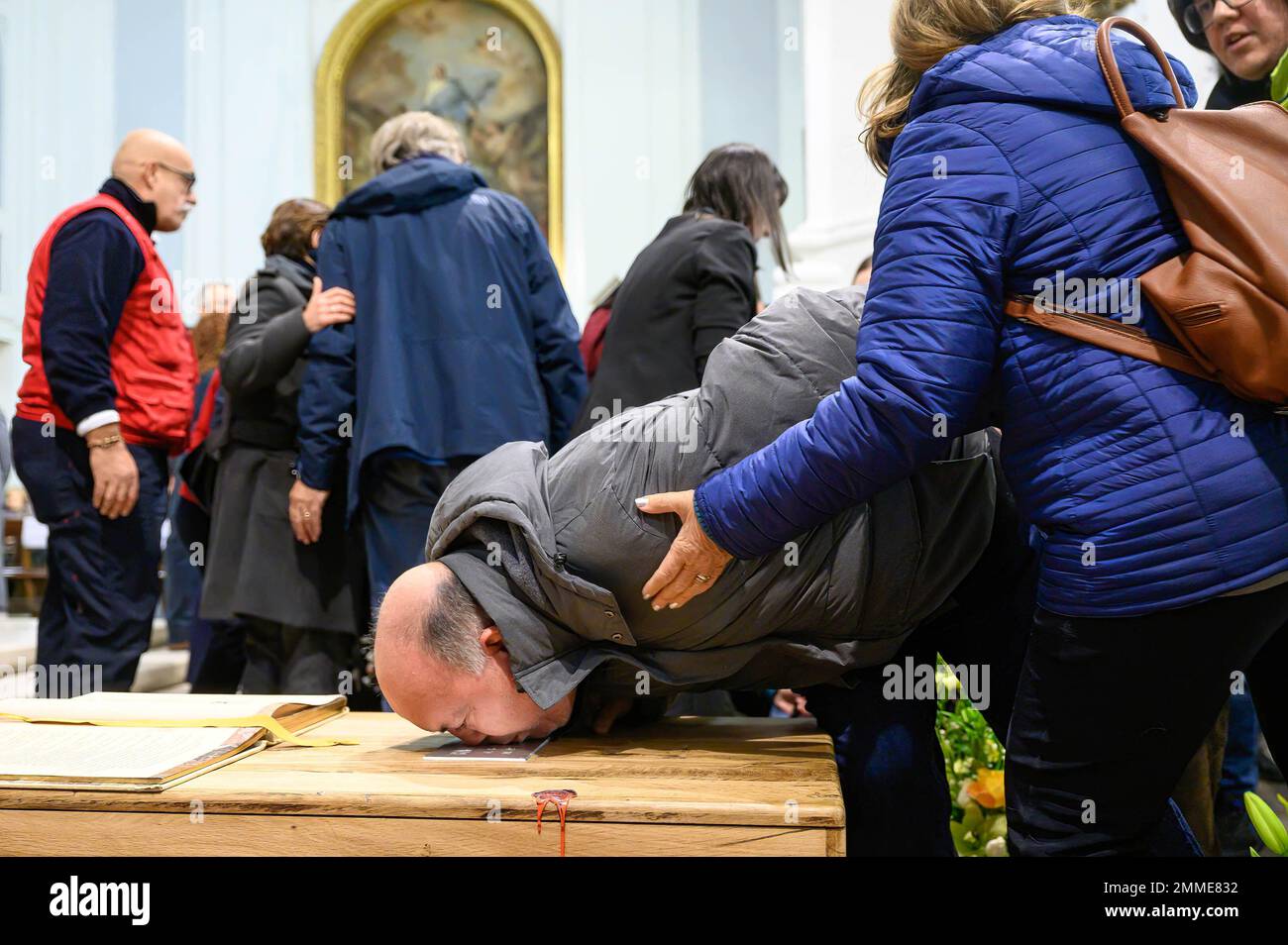 Palerme, Italie. 17th janvier 2023. Un homme embrasse le cercueil de Biagio Conte lors de la cérémonie funèbre officielle du regretté missionnaire. Funérailles officielles du missionnaire laïc Biagio Conte, décédé sur 12 janvier 2023. La célébration pour le fondateur de la Mission de l'espoir et de la Charité (Missione Speranza e Carità) pour les pauvres et les sans-abri à Palerme, a eu lieu dans la cathédrale "Santa Vergine Maria Assunta" en présence de représentants de différentes traditions et autorités religieuses. (Photo de Valeria Ferraro/SOPA Images/Sipa USA) crédit: SIPA USA/Alay Live News Banque D'Images