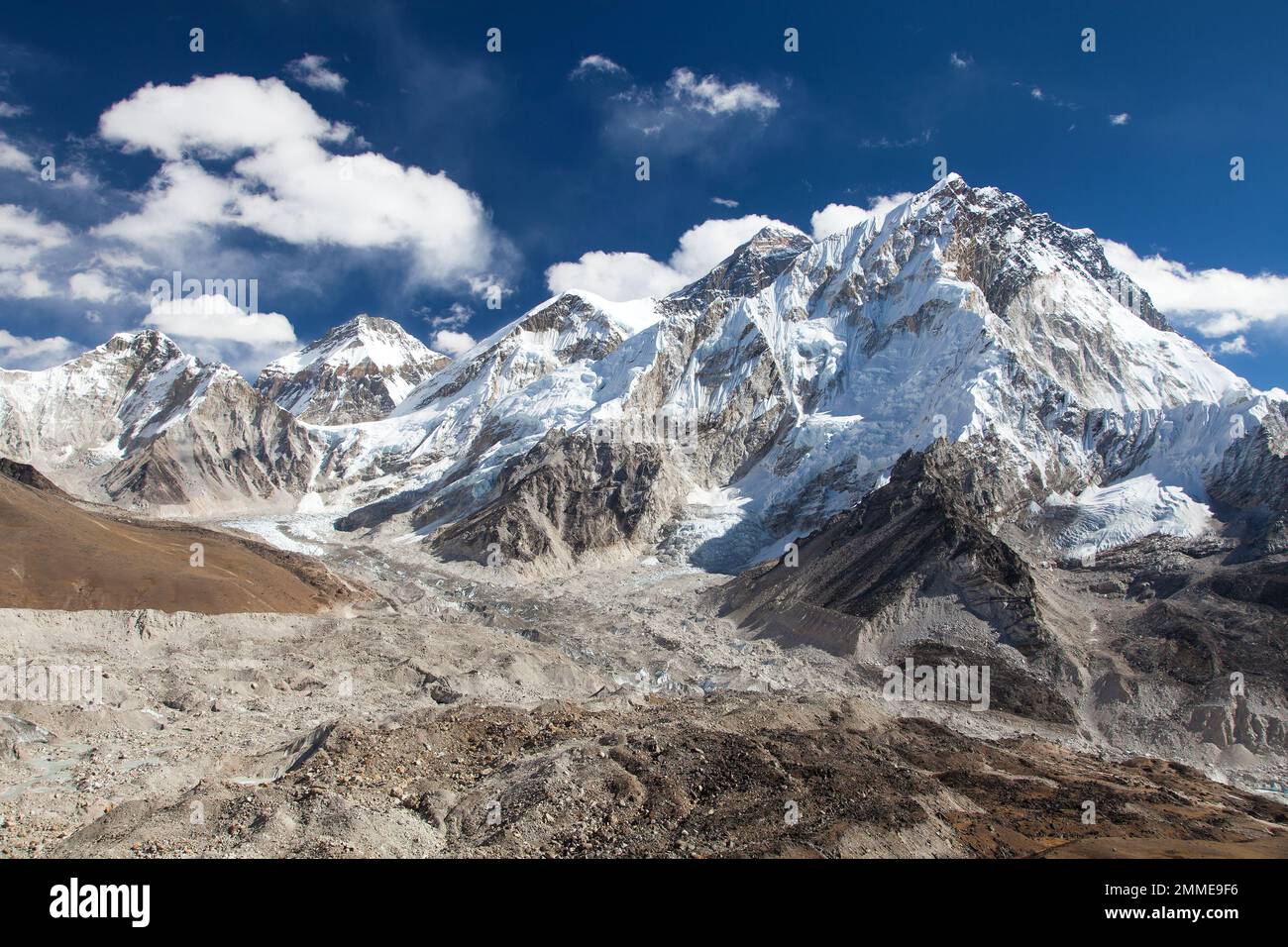 Vue panoramique sur le mont Everest et Nuptse avec de beaux nuages sur le ciel, la vallée de Khumbu et le glacier, le parc national de Sagarmatha, le Népal Himalaya montagne Banque D'Images