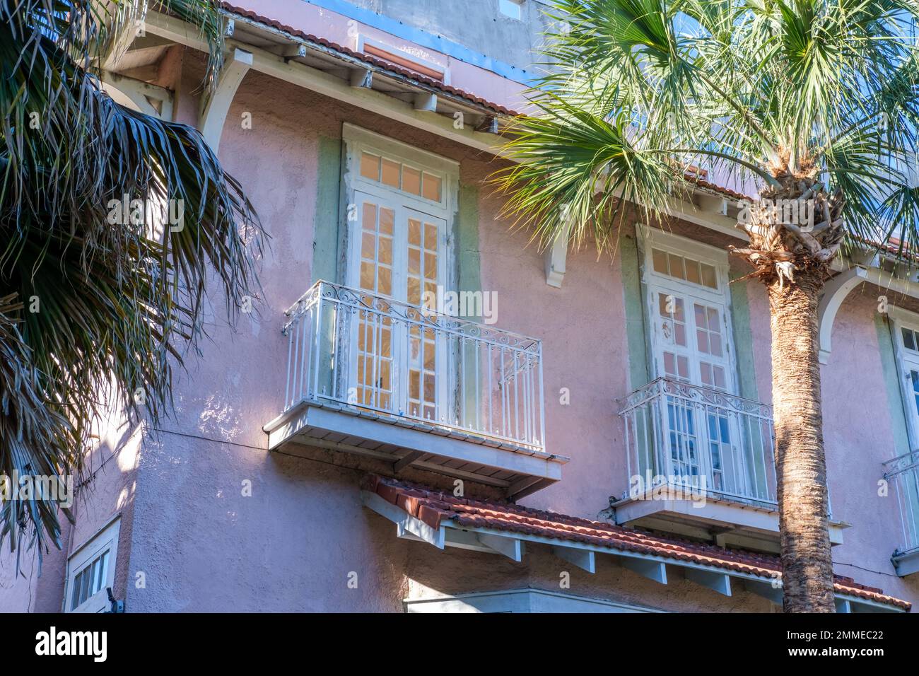 LA NOUVELLE-ORLÉANS, LA, États-Unis - 26 JANVIER 2023 : partie supérieure de la maison Uptown avec un style tropical avec des balcons de fenêtre et un toit carrelé Banque D'Images