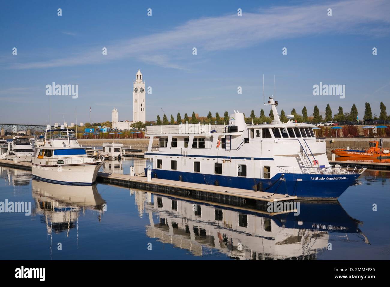 Ancienne tour de l'horloge et yachts amarrés et bateau dans le Vieux-Port de Montréal en automne, Québec, Canada. Banque D'Images