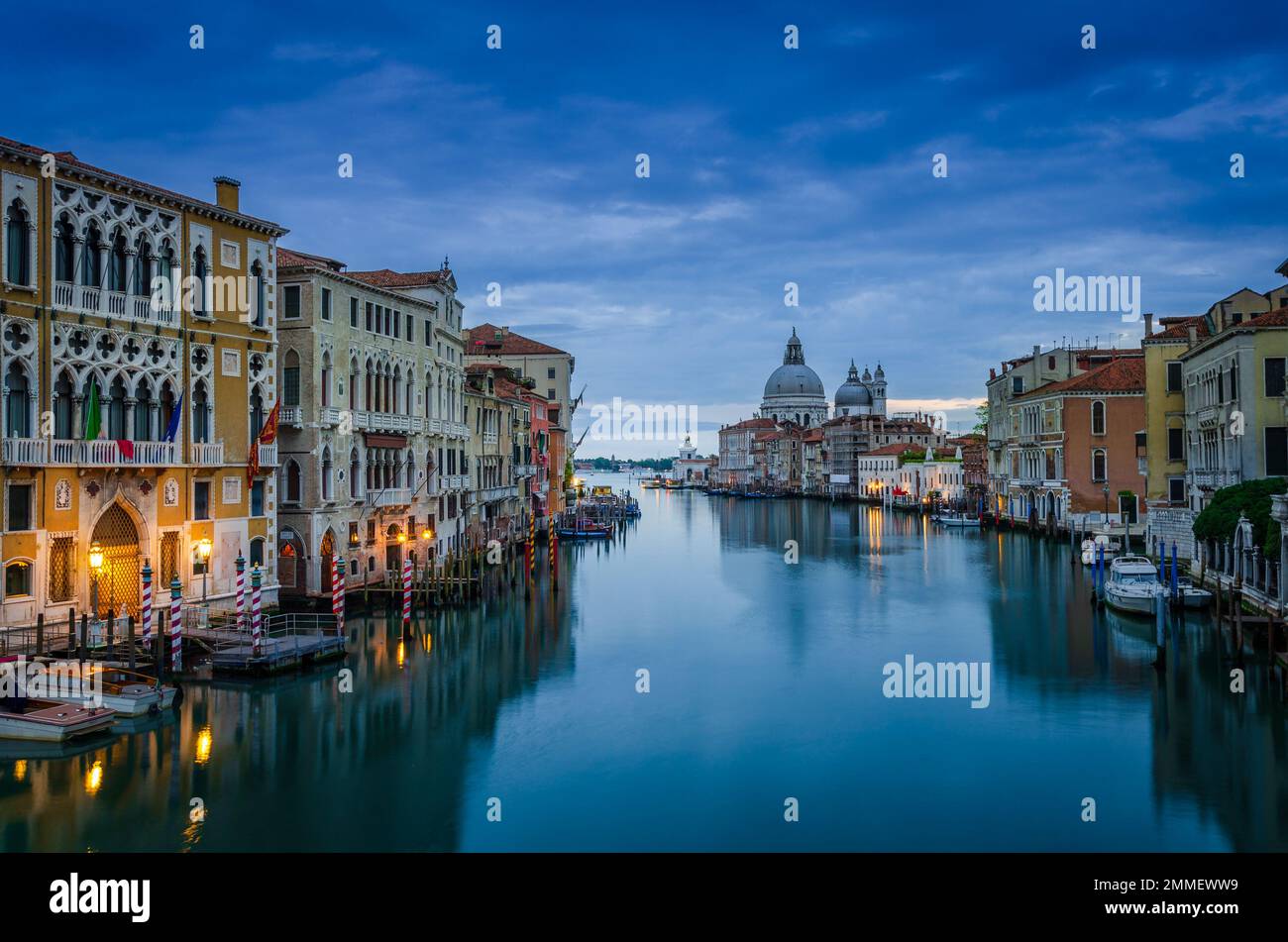 Grand Canal de nuit avec Basilique Santa Maria della Salute, Venise, Italie Banque D'Images