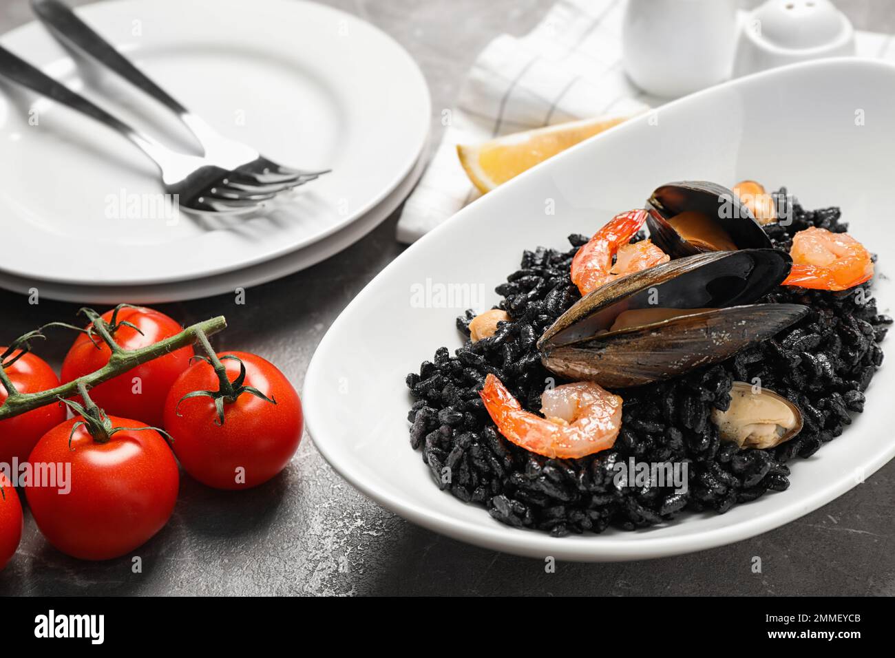 Délicieux risotto noir aux fruits de mer sur une table en marbre Banque D'Images