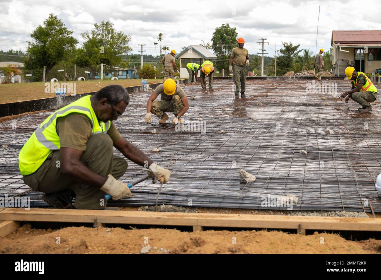 Membres de 1st peloton, 797th vertical Engineer Company de Barrigada, Guam, Réserve de l'armée américaine, Et les ingénieurs de la Force militaire royale des Fidji placent des barres d'armature et des panneaux de fils en préparation de la fondation lors de la construction conjointe d'un nouvel auditorium pour l'école du village de Ratu Nalevawada sur 17 septembre 2022, pendant l'exercice Cartwheel 2022, Nadi, Fidji. L'exercice Cartwheel offre une formation dure et réaliste, renforçant la FRFMF et la capacité de l'armée américaine en tant que leaders régionaux, augmentant la coopération en matière de sécurité pour un Indo-Pacific libre et ouvert. Banque D'Images