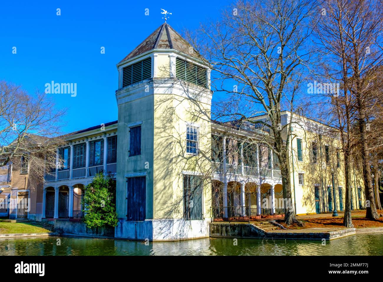 LA NOUVELLE-ORLÉANS, LA, États-Unis - 28 JANVIER 2023 : bâtiments historiques sur le lagon dans le parc Louis Armstrong Banque D'Images