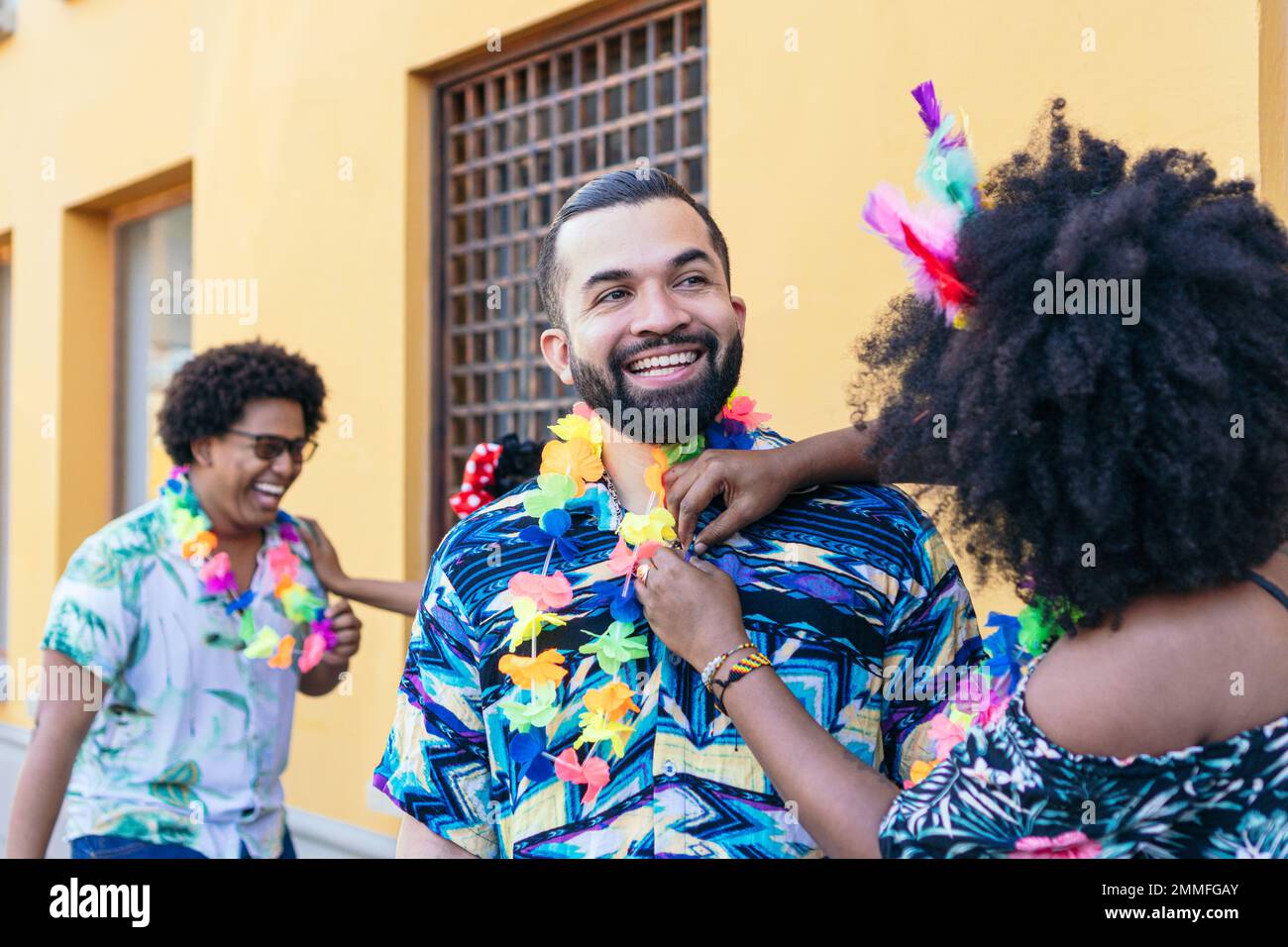 Groupe d'amis au Carnaval de la rue brésilienne Banque D'Images