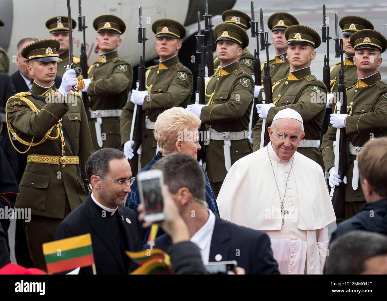 Pope Francis is flanked by Lithuania's President Dalia Grybauskaite during a welcome ceremony at the Vilnius' airport, Lithuania, Saturday, Sept. 22, 2018. Pope Francis begins a four-day visit to the Baltics amid renewed alarm about Moscow's intentions in the region it has twice occupied. (AP Photo/Mindaugas Kulbis) Banque D'Images