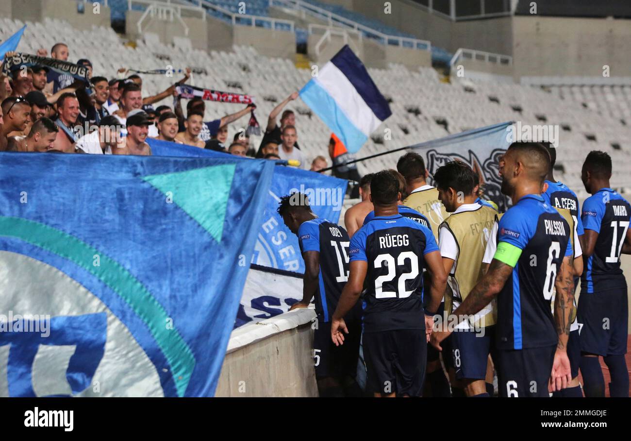 Zurich fans cheer for their team after the Europa League group A soccer match between AEK Larnaca and Zurich at GSP stadium in Nicosia, Cyprus, Thursday, Sept. 20, 2018. (AP Photo/Petros Karadjias) Banque D'Images