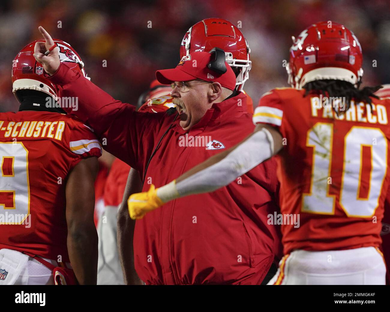 Kansas City, États-Unis. 29th janvier 2023. Andy Reid, entraîneur-chef des chefs de Kansas City, signale un point supplémentaire contre les Bengals de Cincinnati lors du deuxième trimestre du championnat de l'AFC au stade GEHA, à Kansas City, Missouri, dimanche, à 29 janvier 2023. Photo de Kyle Rivas/UPI crédit: UPI/Alay Live News Banque D'Images