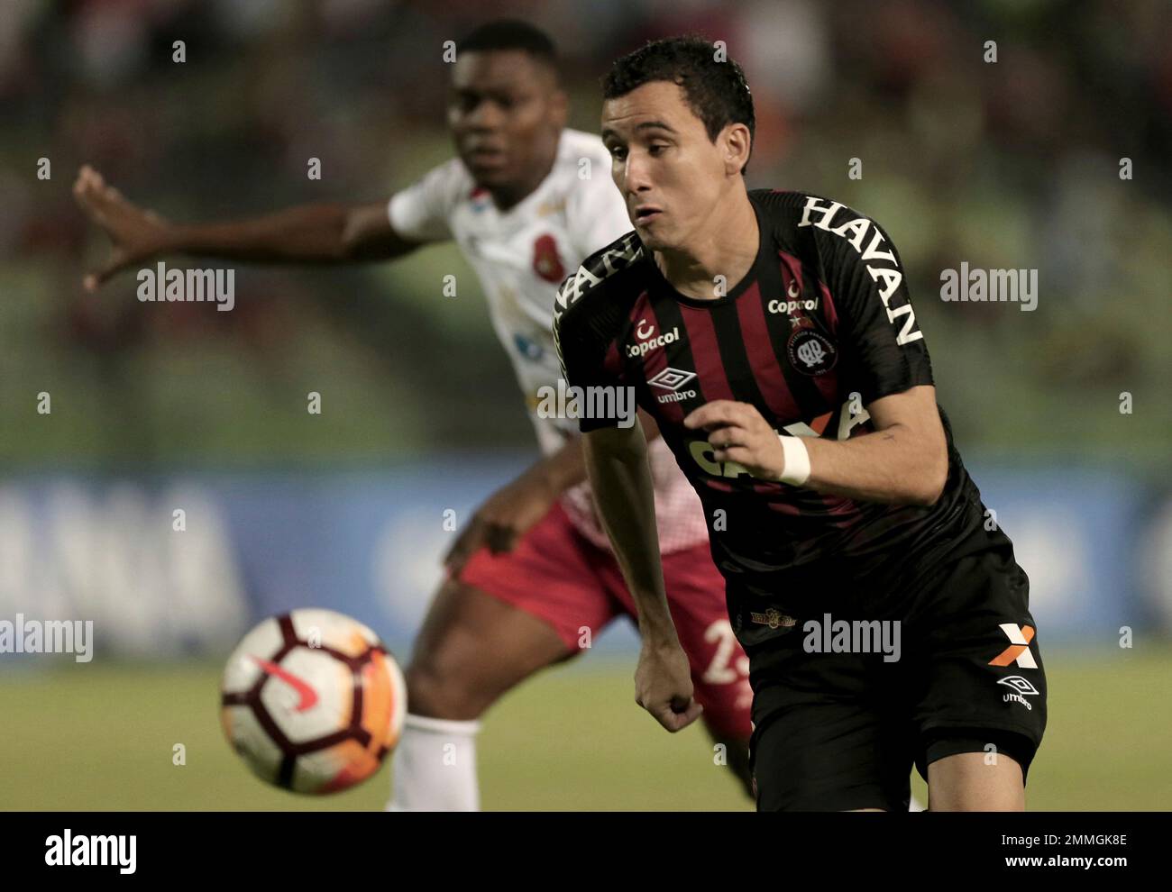 Pablo of Brazil's Atletico Paranaense, right, is chased by Juan David Muriel of Venezuela's Caracas FC during their Copa Sudamericana soccer match in Caracas, Venezuela, Wednesday, Sept. 19, 2018.(AP Photo/Fernando Llano) Banque D'Images