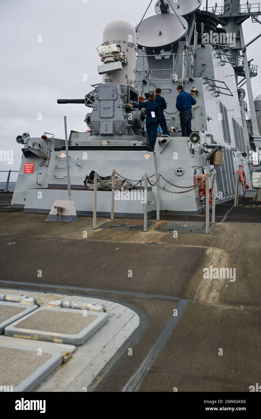 ÉTATS-UNIS Les marins à bord du destroyer de missiles guidés de classe Arleigh Burke USS Shoup (DDG 86) effectuent des opérations de maintenance sur le système d'armes de proximité alors qu'ils sont en cours dans l'océan Pacifique, le 17 septembre 2022. Shoup est en cours pour participer à un exercice Live Fire with A Purpose. Banque D'Images