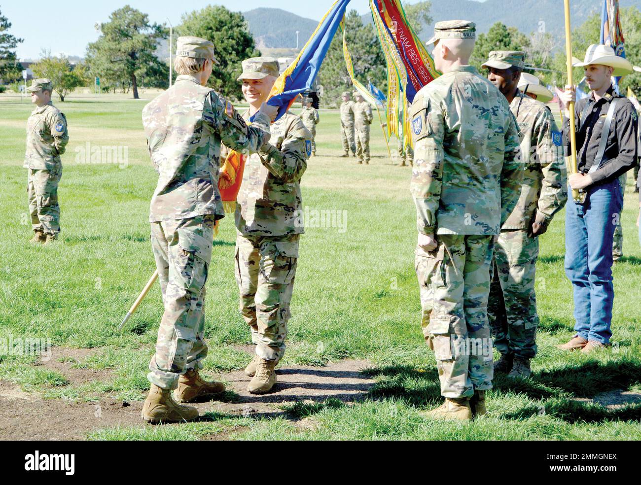 FORT CARSON, Colorado — le colonel Patrick L. Pollak, centre prend le commandement de la Brigade de l'aviation de combat expéditionnaire de 11th en acceptant le guide de l'unité du colonel Lindsey Halter, commandant du Commandement de l'aviation de réserve de l'Armée de terre, lors d'une cérémonie à Founders Field le 17 septembre 2022. (Photo de Scott Prater) Banque D'Images