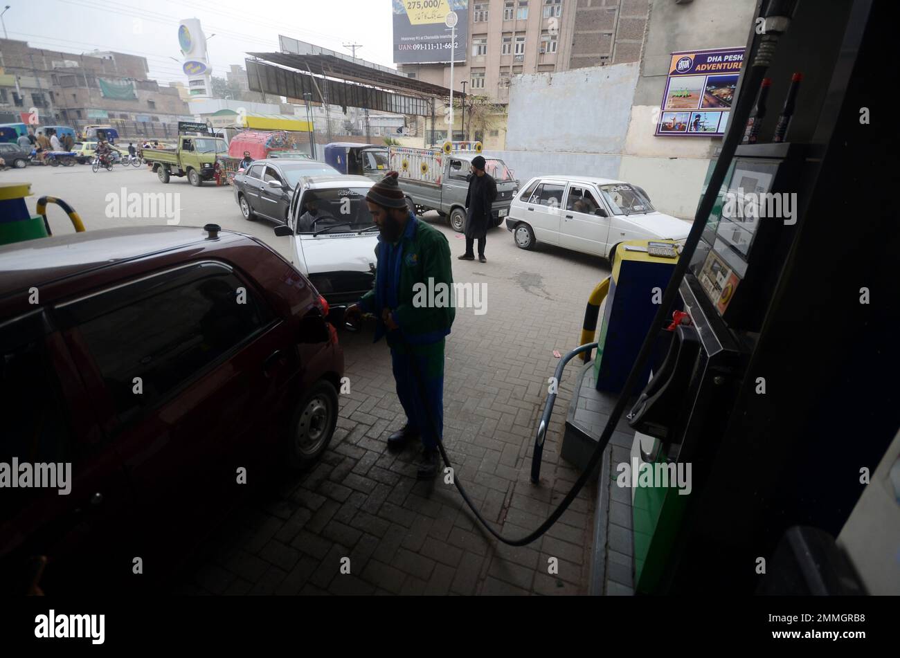 Peshawar, Pakistan. 29th janvier 2023. Les gens attendent à leur tour qu'ils se mettent à faire du carburant dans une station-service, un jour après une panne de courant dans tout le pays, à Peshawar, au Pakistan, le dimanche 29 janvier 2023. Dimanche matin, le ministre des Finances Ishaq Dar a annoncé une augmentation des prix de l'essence et du diesel en RS35, dans une allocution télévisée, quelques minutes seulement avant l'entrée en vigueur des nouveaux prix. Dans le discours, qui a commencé à 10 h 50, Dar a dévoilé la révision des prix qui est entrée en vigueur à 11 h 00 - 10 minutes plus tard. (Photo de Hussain Ali/Pacific Press) crédit: Pacific Press Media production Corp./Alay Live News Banque D'Images