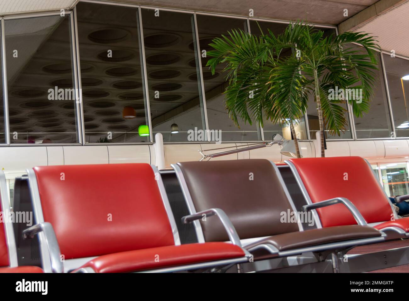 Sièges à l'aéroport de Roissy-Charles de Gaulle en attendant un vol retardé. Bancs d'aéroport. Banque D'Images