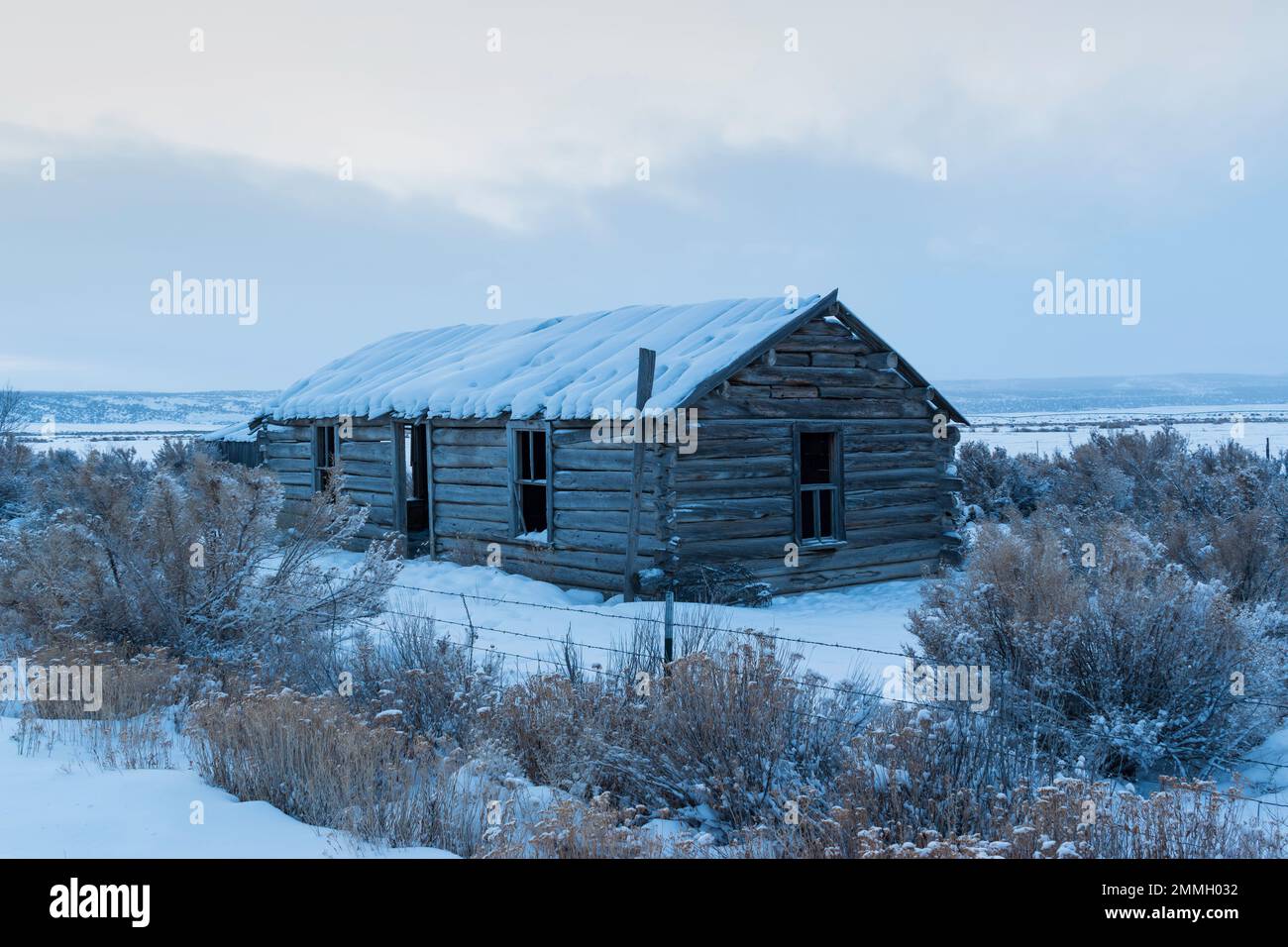Ancienne cabine abandonnée le matin d'hiver d'une neige froide Banque D'Images