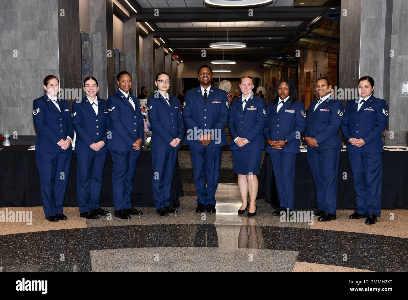 Les aviateurs de la Reserve Citizen affectés à l'aile du transport aérien 910th posent pour une photo le 17 septembre 2022, au centre d'événements Eastwood. Les membres de l'aile ont travaillé le bal militaire organisé par le Conseil communautaire de la base aérienne de la réserve de Youngstown pour célébrer le 75th anniversaire de la Force aérienne. Banque D'Images