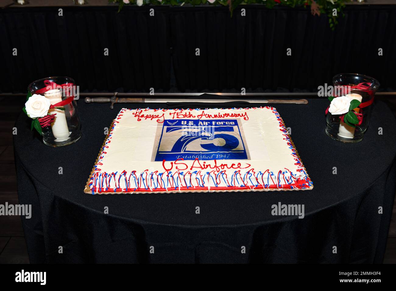 Un gâteau d'anniversaire est exposé le 17 septembre 2022 au centre d'événements Eastwood. Les aviateurs de la Reserve Citizen affectés à l'escadre du transport aérien de 910th ont assisté à une balle militaire organisée par le Conseil communautaire de la base aérienne de la Réserve de Youngstown pour célébrer le 75th anniversaire de la Force aérienne. Banque D'Images