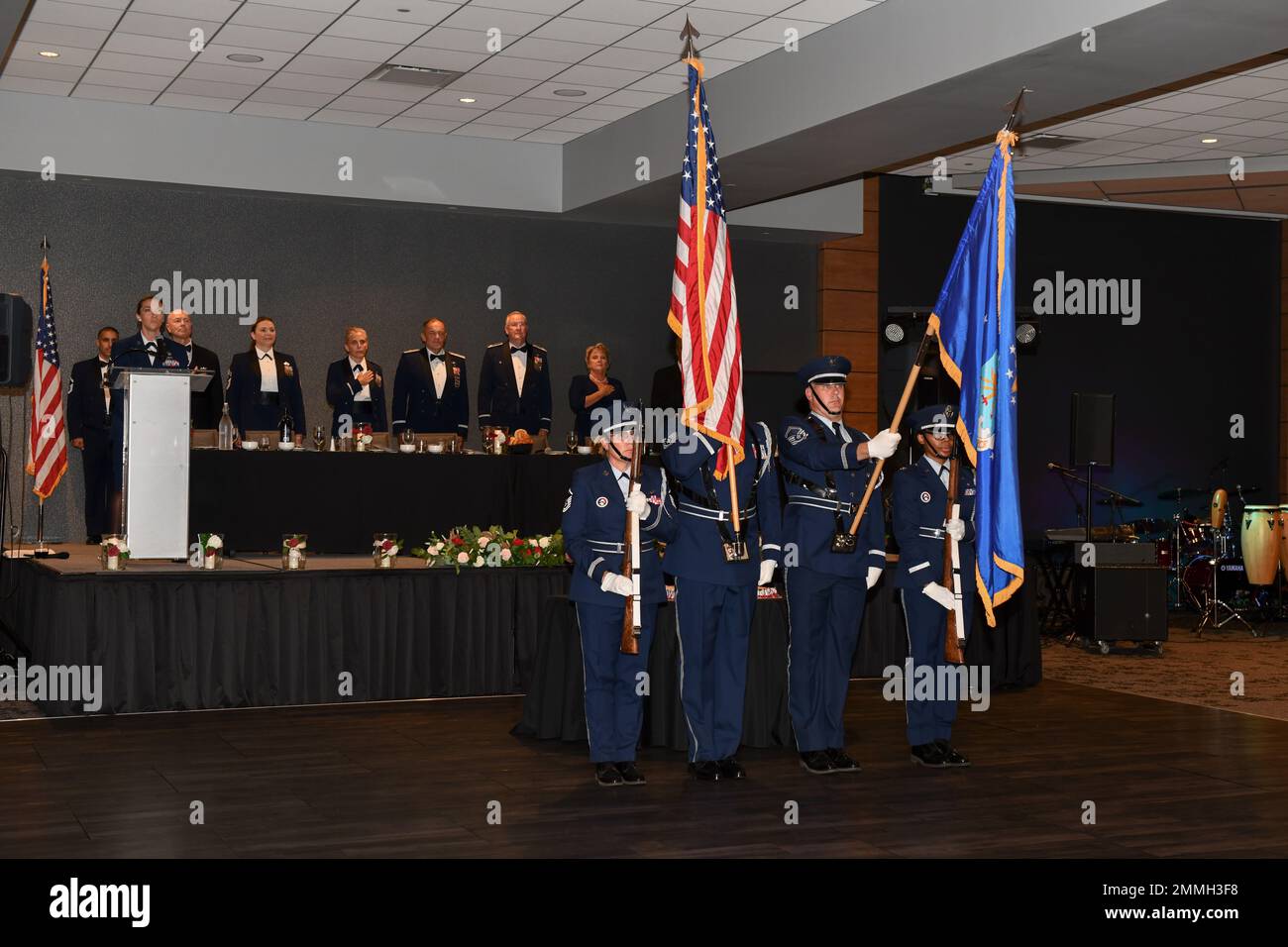 Les aviateurs de la Reserve Citizen affectés au garde d'honneur de la base de l'escadre 910th présentent les couleurs le 17 septembre 2022, au centre d'événements Eastwood. Les membres de l'aile ont assisté à une balle militaire organisée par le Conseil communautaire de la base aérienne de la réserve de Youngstown pour célébrer le 75th anniversaire de la Force aérienne. Banque D'Images