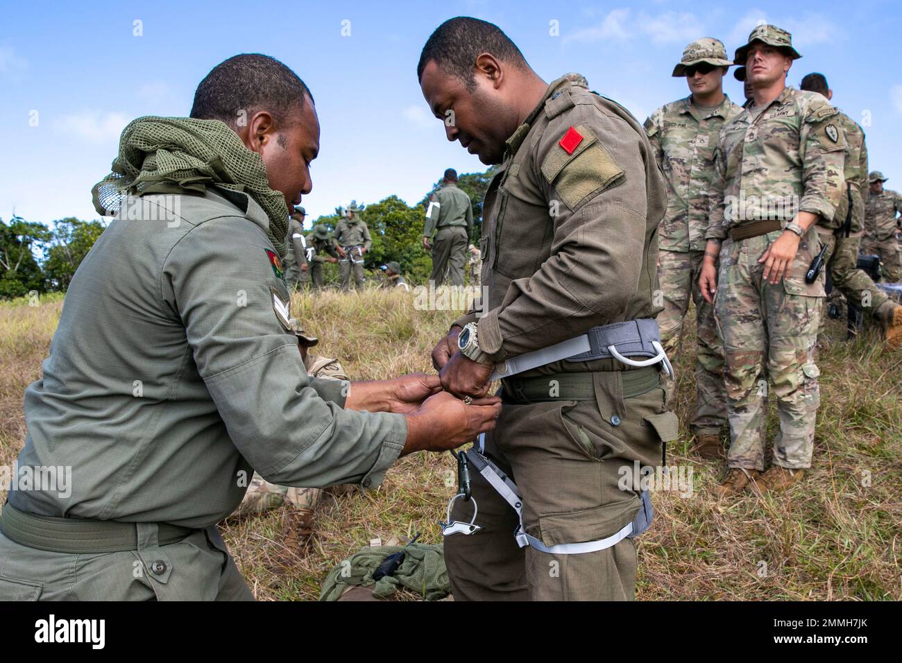 Les soldats de la Force militaire de la République des Fidji se préparent à l'instruction du rappel de la Compagnie Bravo, 2nd Bataillon, 27th Régiment d'infanterie, 3rd brigade d'infanterie équipe de combat, 25th Division d'infanterie, pendant l'exercice Cartwheel, Nadi, Fidji, 18 septembre 2022. L'exercice Cartwheel offre une formation dure et réaliste, renforçant la FRFMF et la capacité de l'armée américaine en tant que leaders régionaux, augmentant la coopération en matière de sécurité pour un Indo-Pacific libre et ouvert. Banque D'Images