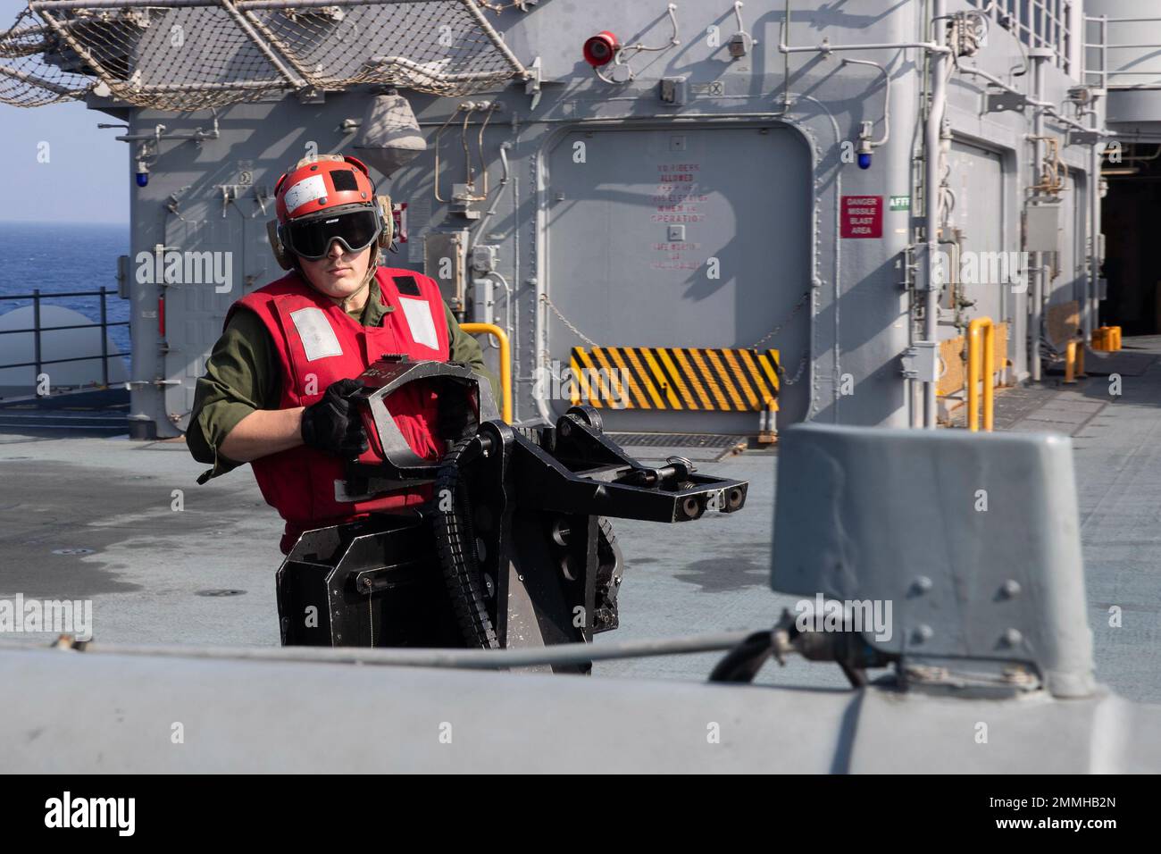 220919-N-XN177-1100 MER DES PHILIPPINES (SEPT 19, 2022) – Cpl. Du corps des Marines des États-Unis Nicholas Bove, de New York, porte un hélicoptère CH-53 Super Stallion de calibre .50 monté sur le pont de vol à bord du porte-avions amphibie USS Tripoli (LHA 7) le 19 septembre 2022. Tripoli opère dans la zone d'opérations de la flotte américaine 7th afin d'améliorer l'interopérabilité avec ses alliés et ses partenaires et de servir de force de réaction prête à l'emploi pour défendre la paix et maintenir la stabilité dans la région Indo-Pacifique. Banque D'Images