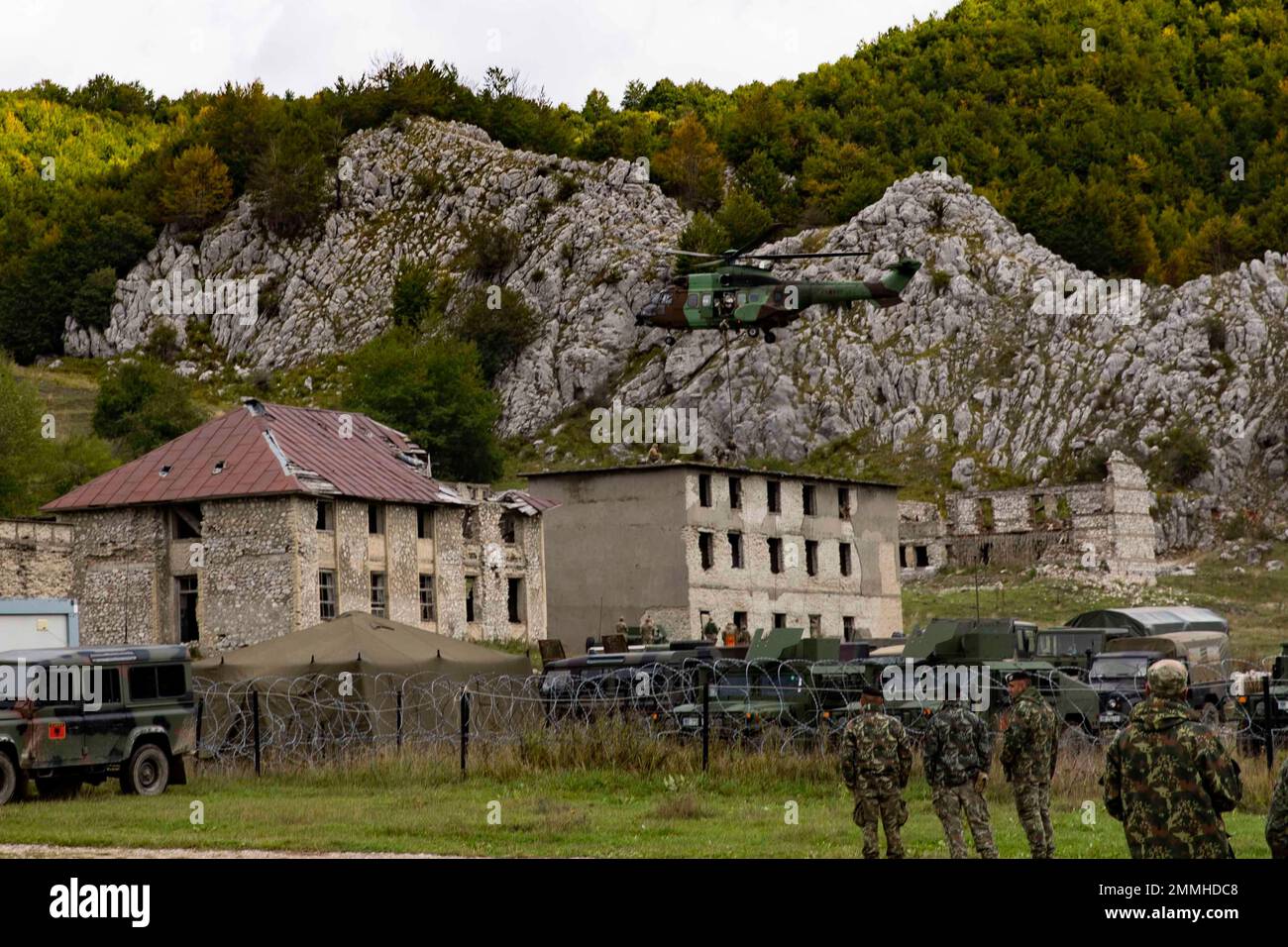 Soldats avec le N.J. La Garde nationale de l'armée s'est associée à des soldats de la Brigade d'assistance de la Force de sécurité de l'armée américaine pour conseiller et préparer les forces armées albanaises à un exercice critique de validation de l'OTAN qui a eu lieu à Bize, Tirana, Albanie, sur 15 septembre 2022. La Garde nationale du New Jersey poursuit un partenariat de plus de 20 ans entre l'État et l'Albanie, tandis que les soldats de la SFAB sont dans le pays depuis avril, intégrés au Groupe-bataillon albanais d'infanterie légère. Banque D'Images