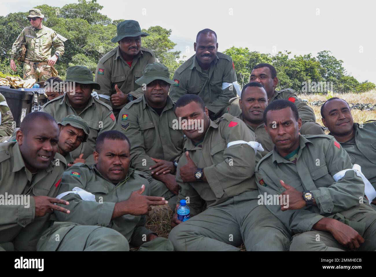 Les soldats qui ont terminé avec succès tous les entraînements et inspections de Rappel (portes), reçoivent des bandes de bras blanc pour signifier qu'ils sont prêts à Rappel. Les soldats de l'armée fidjienne se reposent en attendant leur tour à Rappel au large de la falaise, pendant l'exercice Cartwheel, 18 septembre 2022. L'exercice Cartwheel offre une formation dure et réaliste, renforçant la FRFMF et la capacité de l'armée américaine en tant que leaders régionaux, augmentant la coopération en matière de sécurité pour un Indo-Pacific libre et ouvert. L'exercice Cartwheel est un exercice multilatéral d'entraînement militaire à militaire avec les États-Unis, la République de Fidji militaire, australien, Banque D'Images