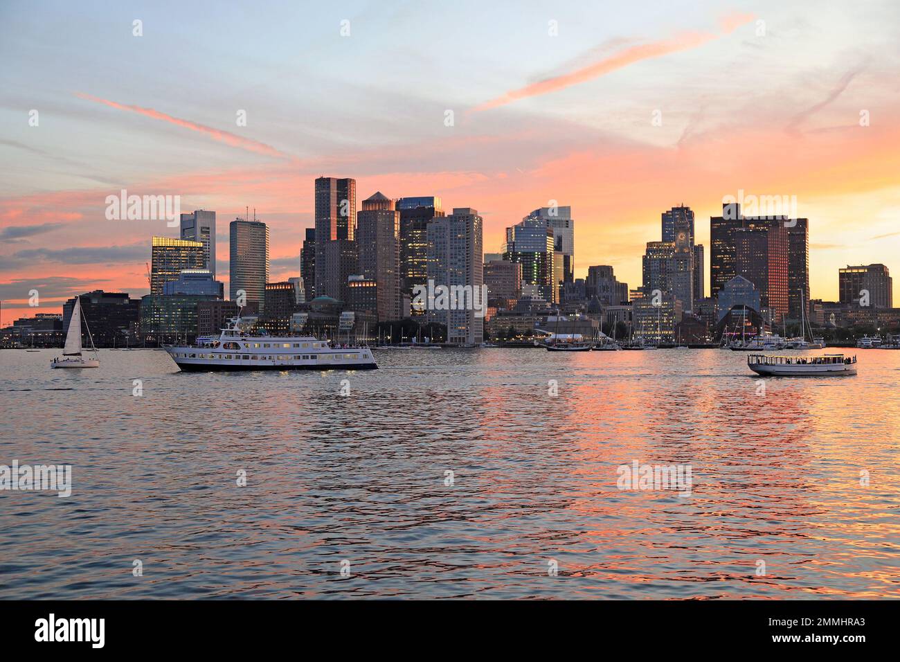 Horizon de Boston et port au coucher du soleil avec l'océan Atlantique au premier plan, États-Unis Banque D'Images