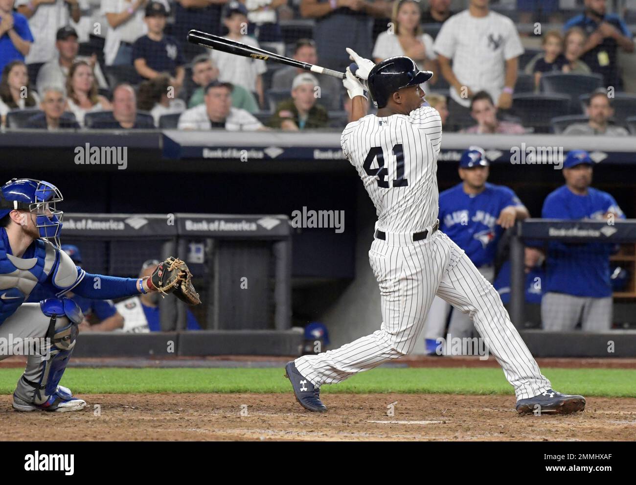 New York Yankees' Miguel Andujar (41) hits a grand slam home run as Toronto Blue Jays catcher Danny Jansen looks on during the seventh inning of a baseball game Saturday, Sept.15, 2018, at Yankee Stadium in New York. (AP Photo/Bill Kostroun) Banque D'Images