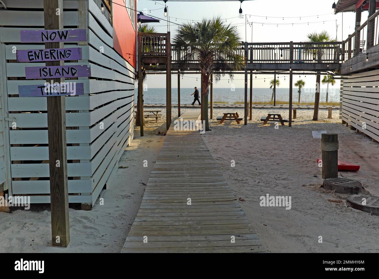 Un homme marche le long de la promenade de la plage à Biloxi, Mississippi, sur un 9 décembre 2022 anormalement chaud. Banque D'Images