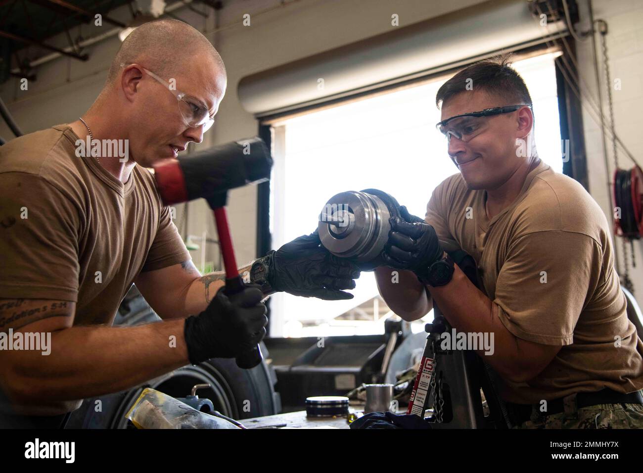 220919-N-PI330-1026 Gulfport, Mississippi (19 septembre 2022) mécanicien de construction Wyatt Meyer, à droite, et mécanicien de construction 3rd classe Leighton Sheard, affecté au bataillon de construction mobile navale 133 (NMCB 133), reconstruira un vérin hydraulique pour une pelle rétro 420D sur le Centre du bataillon de construction navale, Gulfport, Mississippi, 19 septembre 2022. Le NMCB 133 est situé à homeport à Gulfport, Mississippi, et effectue des cycles d'entraînement. Banque D'Images