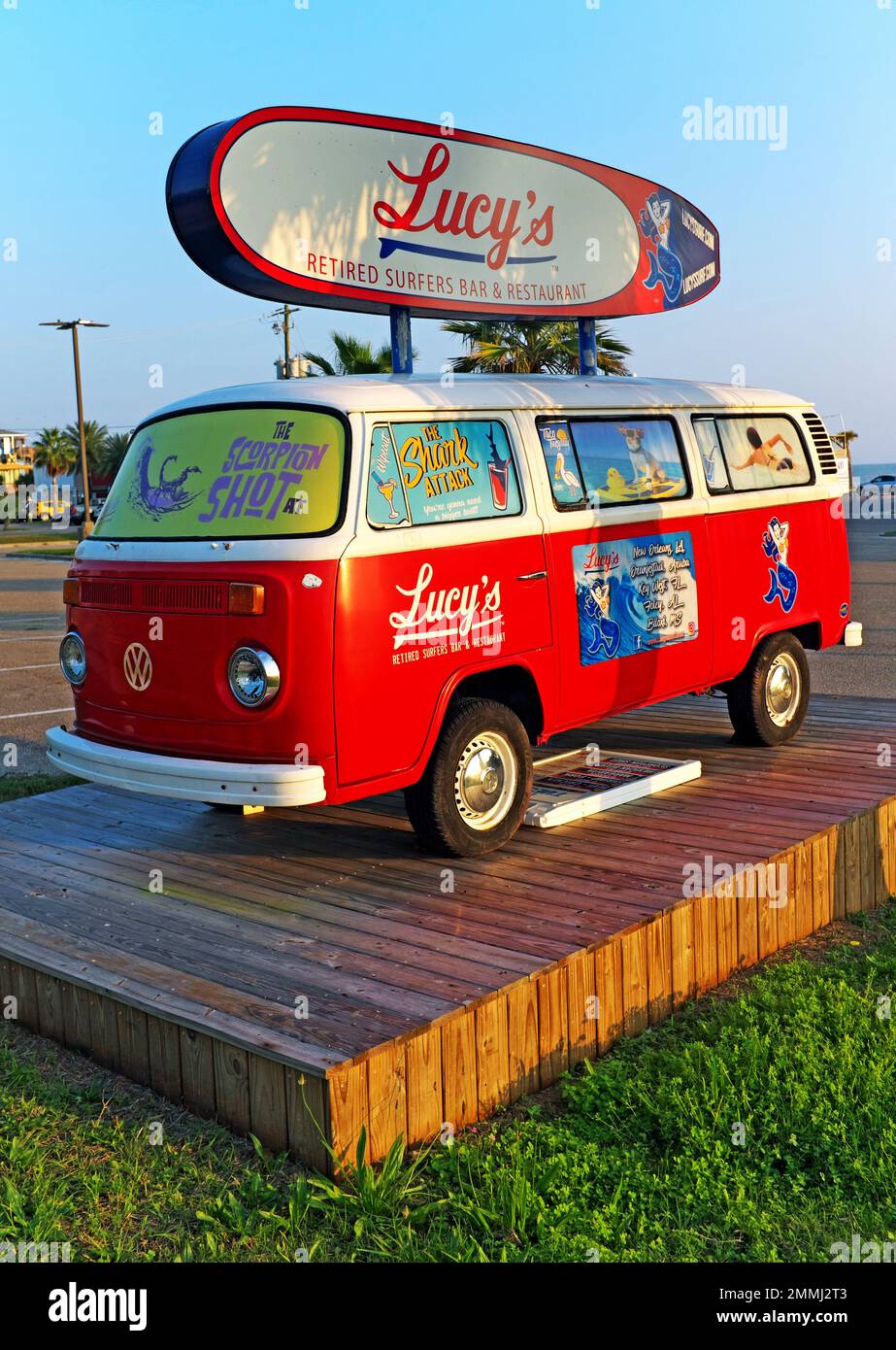 Lucy's Refatigue Surfer's Bar and Restaurant signalisation sur une vieille fourgonnette VW garée sur Beach Blvd en face du restaurant à Biloxi, Mississippi. Banque D'Images