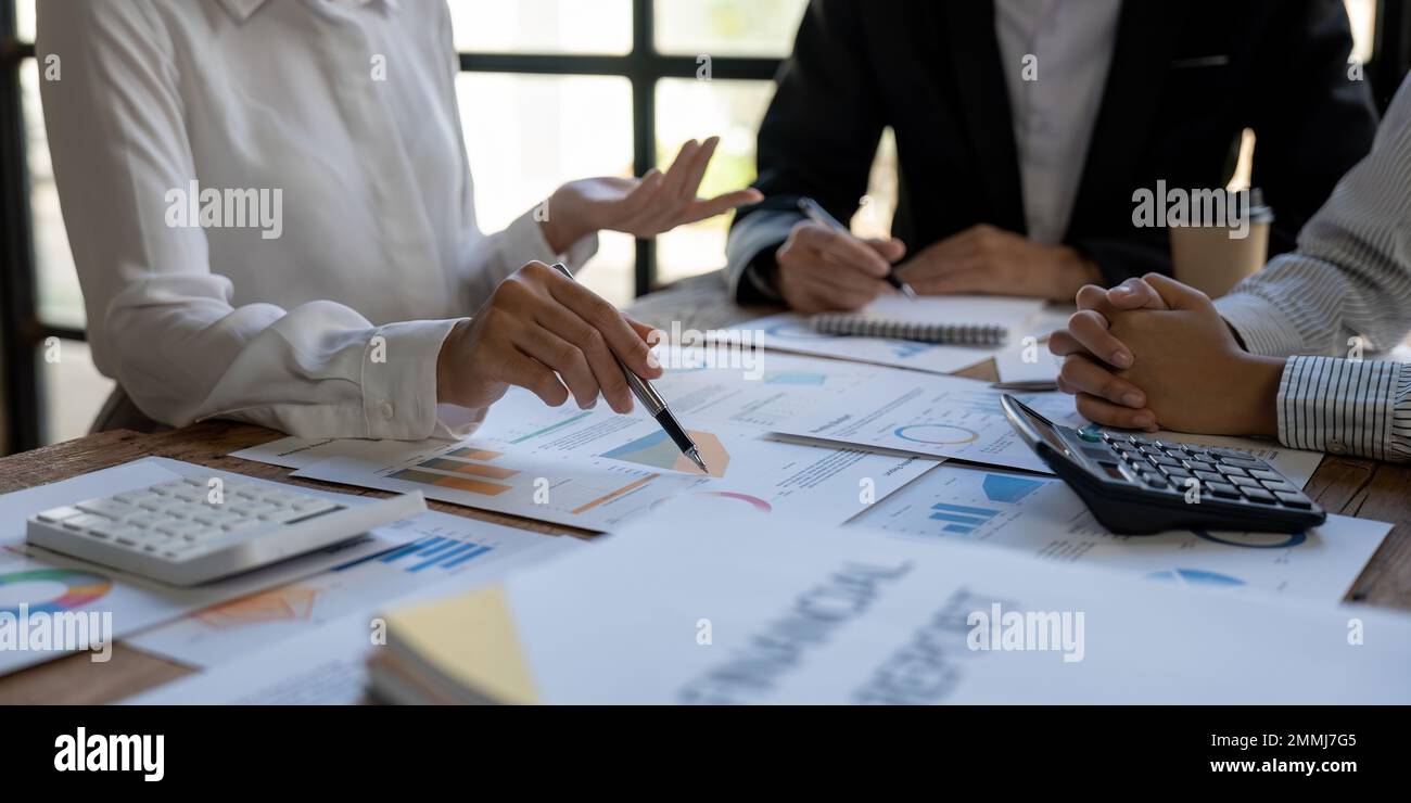 Équipe de gestion financière ou comptable travaillant avec une calculatrice pour calculer le rapport de synthèse des données d'entreprise, le document comptable et l'ordinateur portable à Banque D'Images