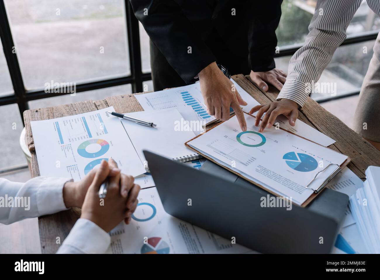 Équipe de gestion financière ou comptable travaillant avec une calculatrice pour calculer le rapport de synthèse des données d'entreprise, le document comptable et l'ordinateur portable à Banque D'Images