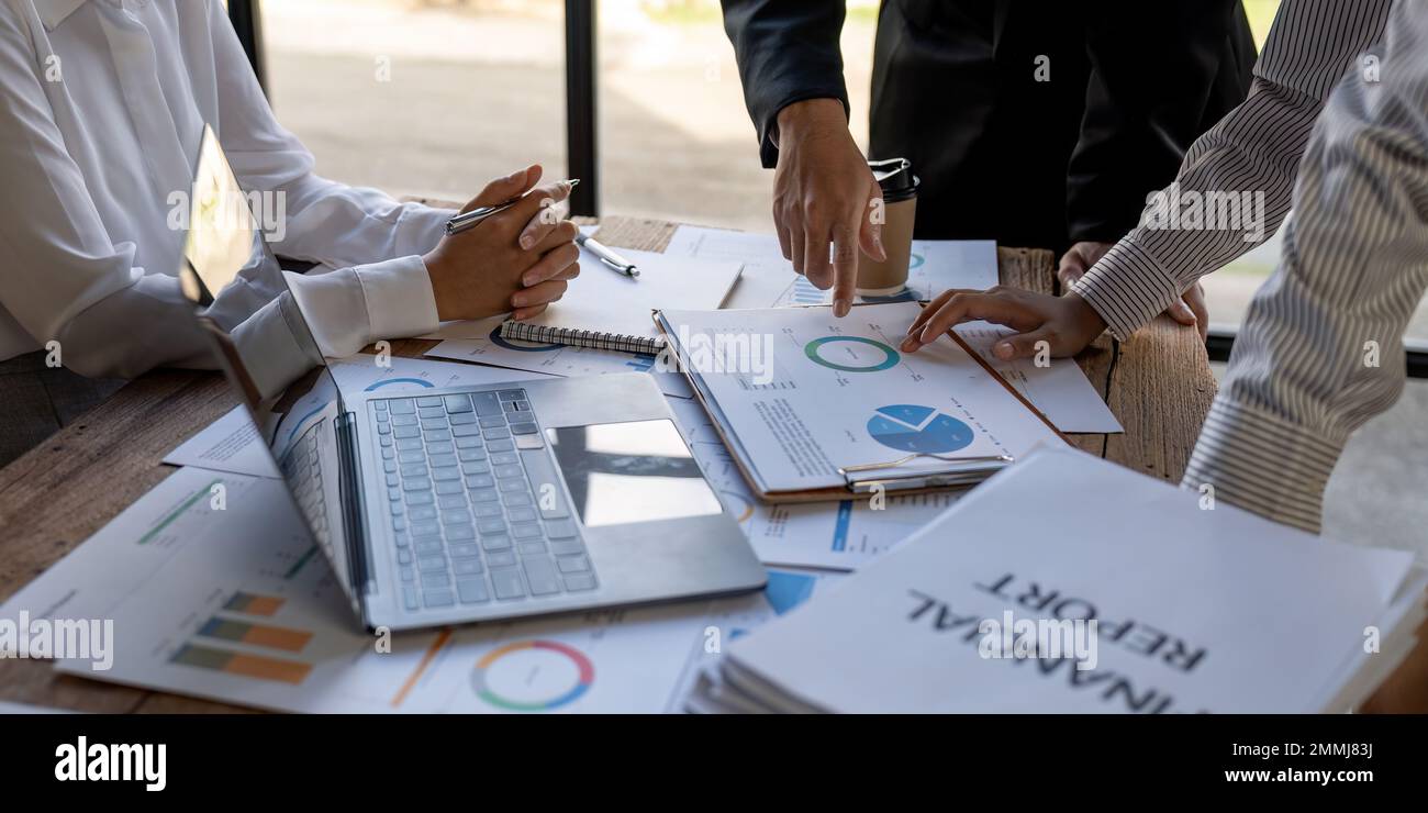 Équipe de gestion financière ou comptable travaillant avec une calculatrice pour calculer le rapport de synthèse des données d'entreprise, le document comptable et l'ordinateur portable à Banque D'Images