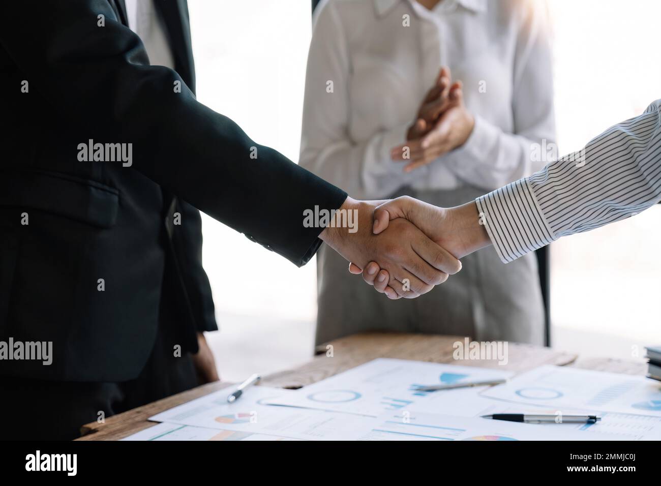 négociation réussie et concept de poignée de main, deux hommes d'affaires se serrent la main avec partenaire pour célébrer le partenariat et le travail d'équipe, l'accord d'affaires Banque D'Images