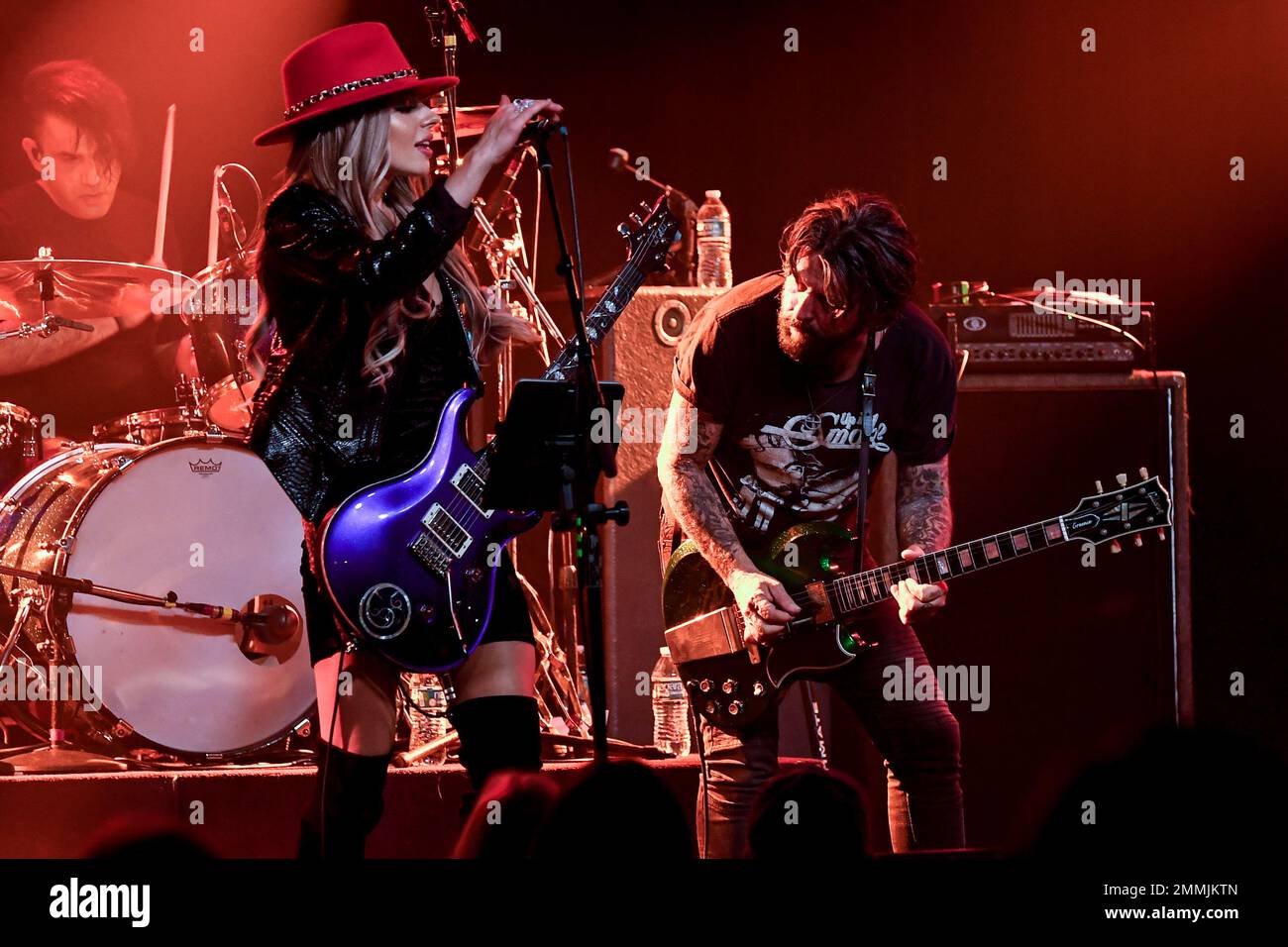 26 janvier 2023, San Juan Capistrano, CA, Etats-Unis: Tracii Guns (de LA Guns) présence des invités avec Orianthi se produit à la maison de l'entraîneur à San Juan Capistrano le jeudi 01/26/2023 à un lieu complet. Orianthi Penny Panagaris (né le 22 janvier 1985), connu sous le nom d'Orianthi, est un guitariste, chanteur et compositeur australien. (Credit image: © Dave Safley/ZUMA Press Wire) USAGE ÉDITORIAL SEULEMENT! Non destiné À un usage commercial ! Banque D'Images