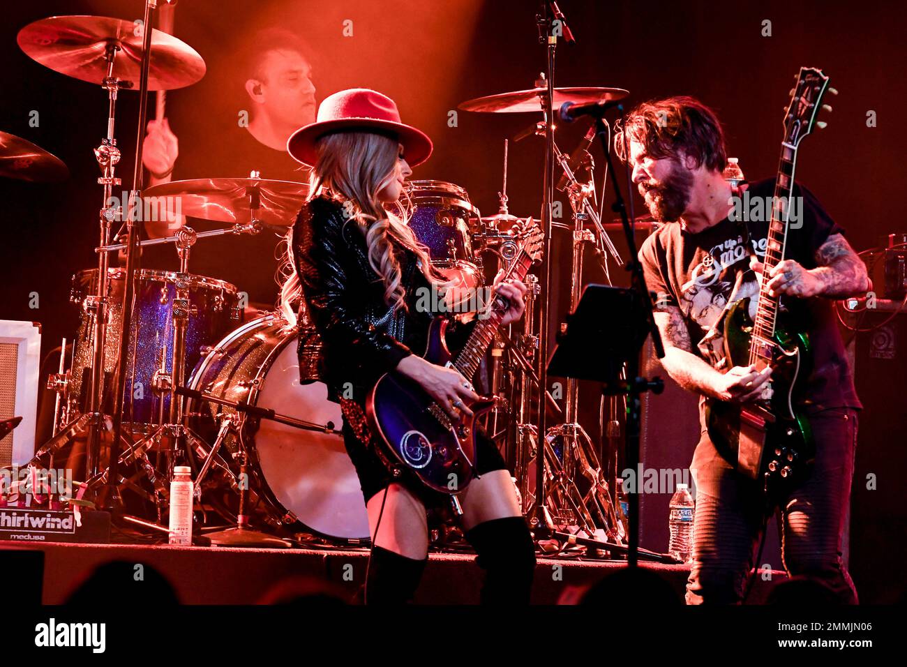 26 janvier 2023, San Juan Capistrano, CA, Etats-Unis: Tracii Guns (de LA Guns) présence des invités avec Orianthi se produit à la maison de l'entraîneur à San Juan Capistrano le jeudi 01/26/2023 à un lieu complet. Orianthi Penny Panagaris (né le 22 janvier 1985), connu sous le nom d'Orianthi, est un guitariste, chanteur et compositeur australien. (Credit image: © Dave Safley/ZUMA Press Wire) USAGE ÉDITORIAL SEULEMENT! Non destiné À un usage commercial ! Banque D'Images