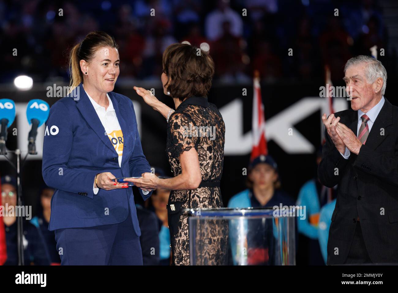 Melbourne, Australie. 29th janvier 2023. La présidente de tennis Australia Jayne Hrdlicka présente l'arbitre Louise Engzell un cadeau lors de la présentation du trophée de la finale hommes célibataires entre Stefanos Tsitsipas de Grèce et Novak Djokovic de Serbie au cours du jour 14 de l'Open d'Australie 2023 au parc de Melbourne sur 29 janvier 2023 à Melbourne, en Australie. Sydney Low/Cal Sport Media/Alamy Live News Banque D'Images