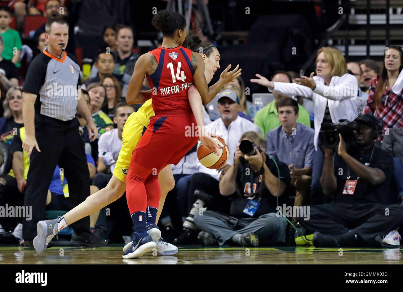 Seattle Mayor Jenny Durkan, right, comes out of her seat to plead for a foul call as Seattle Storm's Breanna Stewart tries to get past Tierra Ruffin-Pratt (14) in the second half of Game 2 of the WNBA basketball finals Sunday, Sept. 9, 2018, in Seattle. The Storm won 75-73. (AP Photo/Elaine Thompson) Banque D'Images