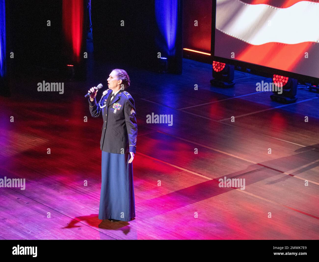 Sergent de l'armée américaine Vicki Golding, 257th bande de l'Armée de terre, Garde nationale du District de Columbia, chante l'hymne national au Gala des prix du Partenariat pour la fonction publique, 20th septembre 2022, Au Kennedy Center for the Performing Arts de D.C. l’événement de grande envergure a été organisé par des présentateurs tels que le second gentleman Douglas Emhoff et a mis en évidence des individus sélectionnés pour les honneurs par le Partenariat, dont la vision déclarée est « (A) un gouvernement fédéral dynamique et innovant qui sert efficacement notre nation diversifiée ». Golding a joué l'hymne à de nombreux événements de D.C. Banque D'Images