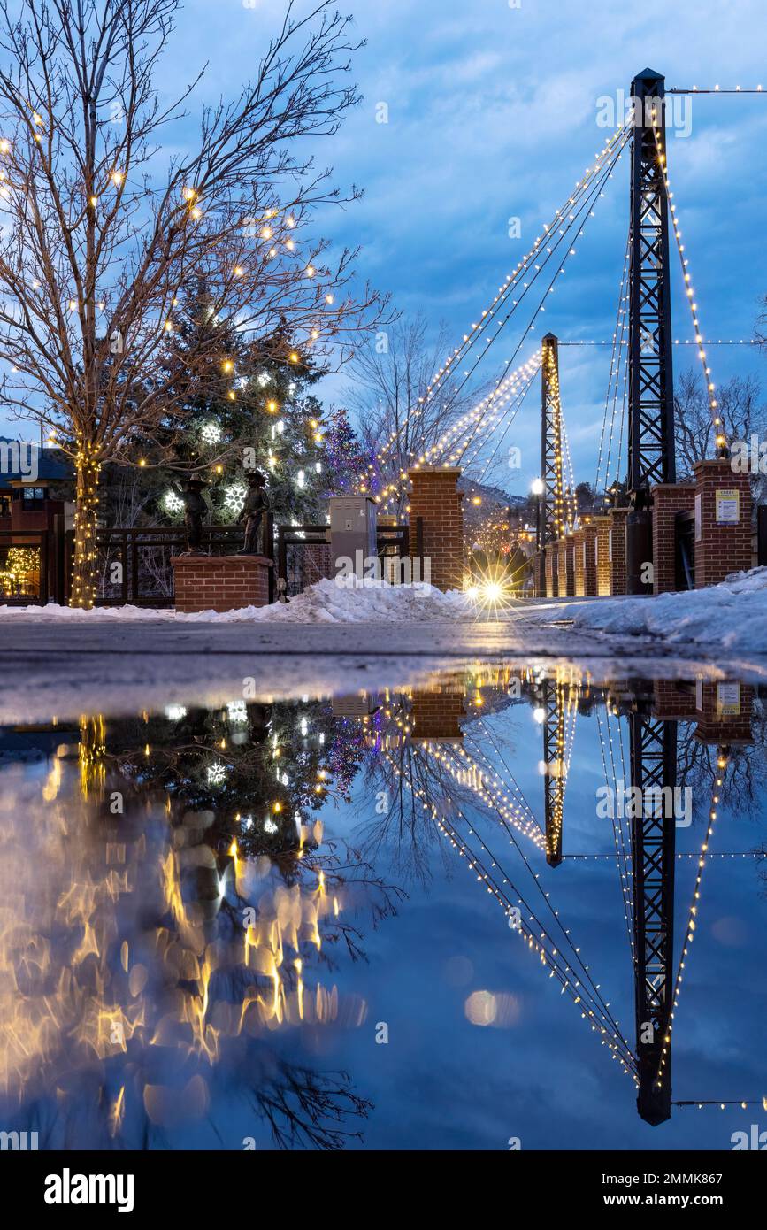 Illuminations de Noël le long de Clear Creek Trail à Golden, Colorado, États-Unis Banque D'Images
