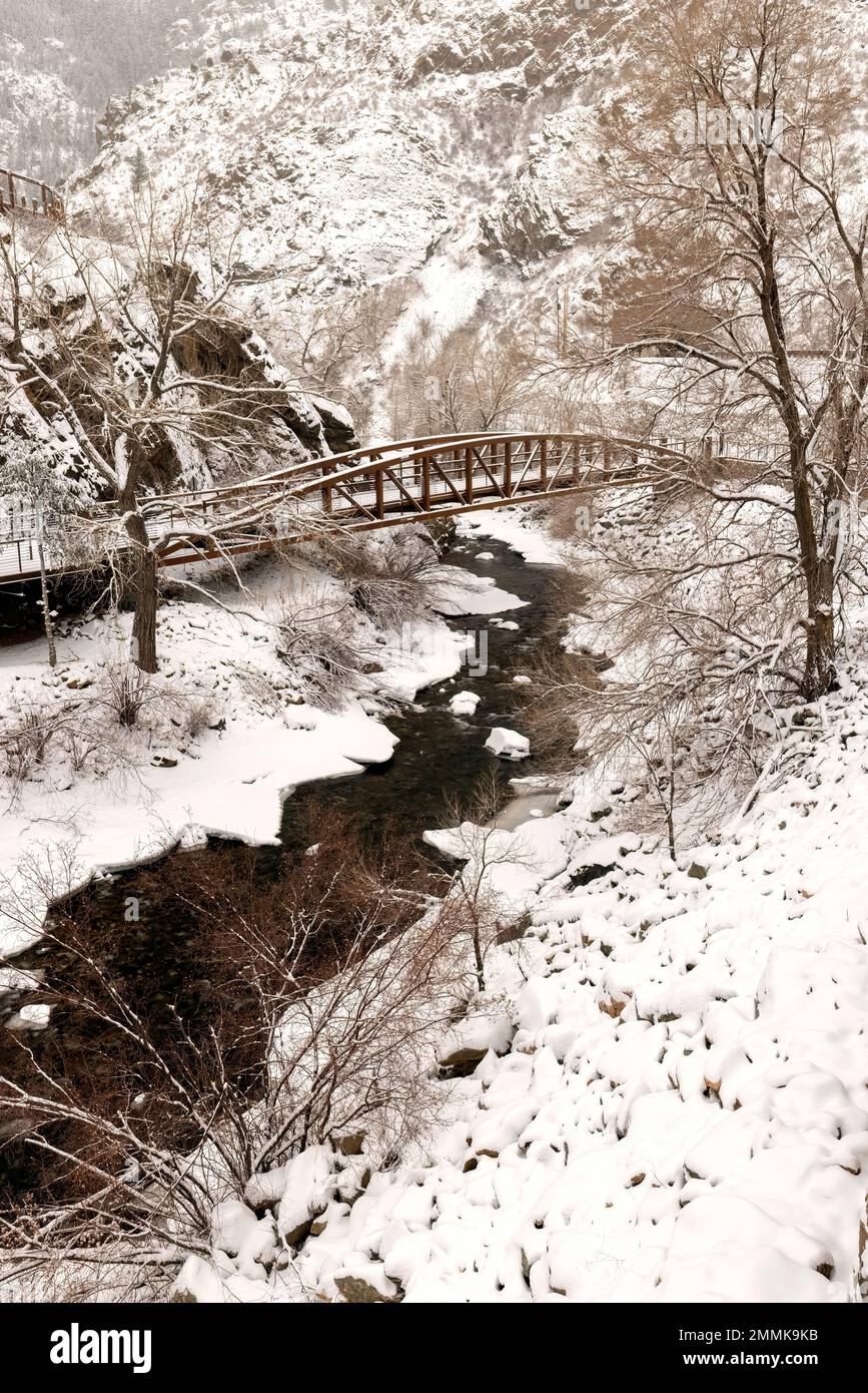 Pont Tough Cuss en hiver, sur les sommets jusqu'à la piste des Plaines dans Clear Creek Canyon - près de Golden, Colorado, États-Unis Banque D'Images