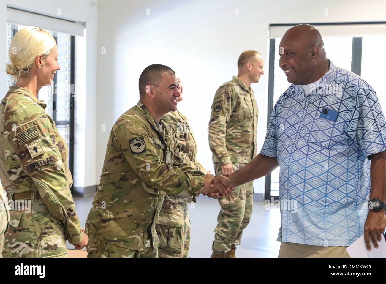 Major Jono Holland, JP, Ph.D., aumônier principal de la région centrale – Linton Direction de la santé de la défense DHD New Zealand Defence Force NZDF l’aumônerie milite les mains avec le certificat d’achèvement Joseva Vatubuli, aéroport international de Nadi, aumônier, Fidji pour avoir suivi le cours de sept jours « meilleures pratiques » des aumôniers multilatéraux, Fourni pendant l'exercice Cartwheel 2022. L'exercice Cartwheel est un exercice multilatéral d'entraînement militaire à militaire avec les forces militaires des États-Unis, de la République de Fidji, de l'Australie, de la Nouvelle-Zélande et de la Grande-Bretagne qui construit la préparation expéditionnaire et l'interop Banque D'Images