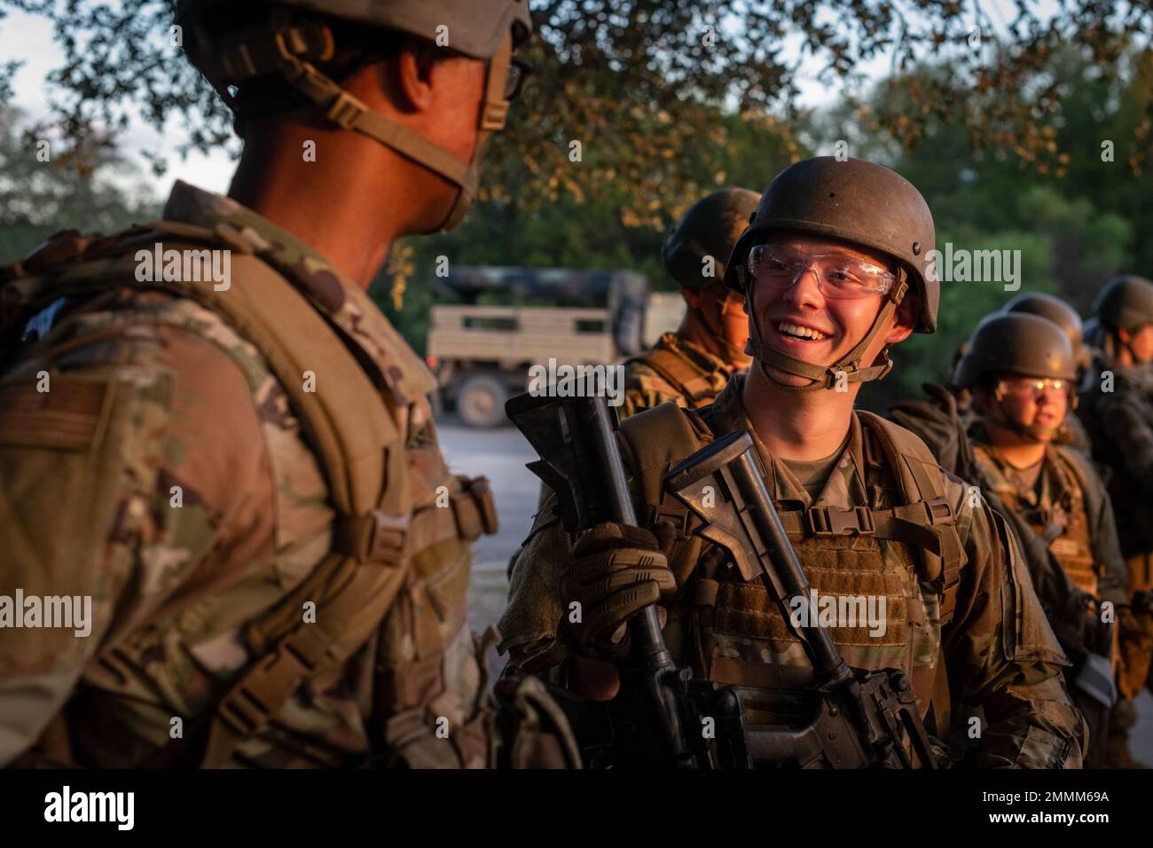 Les stagiaires des forces de sécurité de l'escadron d'entraînement 343rd se préparent à suivre le cours de base sur les tactiques et techniques individuelles à la base interarmées de San Antonio - Camp Bullis le 20 septembre 2022. Le cours est conçu pour enseigner aux stagiaires comment tirer, se déplacer et communiquer dans des environnements tactiques. L'escadre d'entraînement 37th et l'escadron d'entraînement 343rd assurent l'entraînement initial de toutes les forces de sécurité de la Force aérienne. Banque D'Images