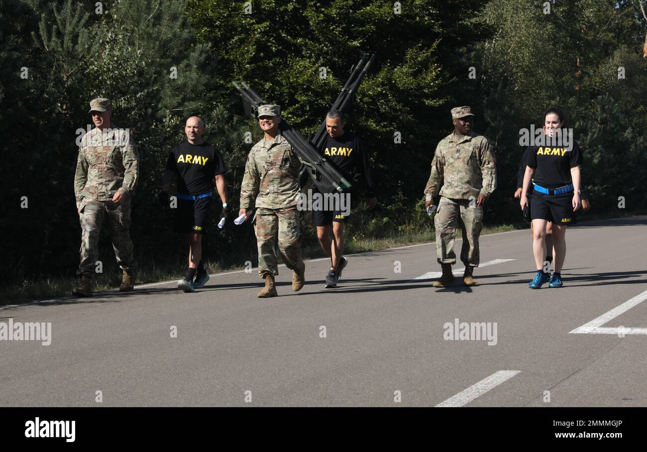 Les soldats de l'armée américaine appartenant à la brigade médicale 30th transportent des portées vers leur prochaine station sur le parcours de 3,6 miles « Value Your Life » sur la caserne d'Ordnance du Rhin, Kaiserslautern, Allemagne sur 21 septembre 2022. L'événement de 21st du Commandement du soutien du théâtre a permis de sensibiliser les gens aux effets du stress et aux ressources disponibles pour faire face aux facteurs de stress. Banque D'Images